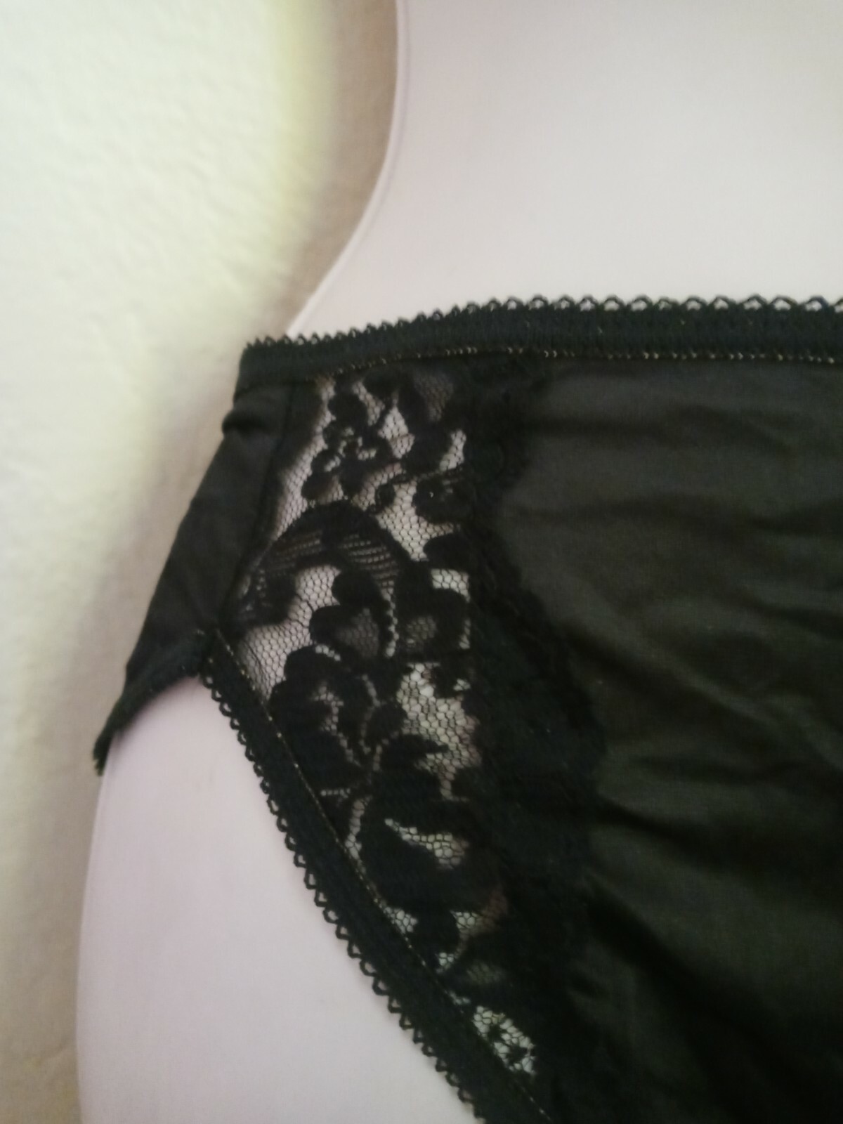 Vanity Fair Hi-cut Ladies Panties Black 100% Nylon Antron lll Size 6.