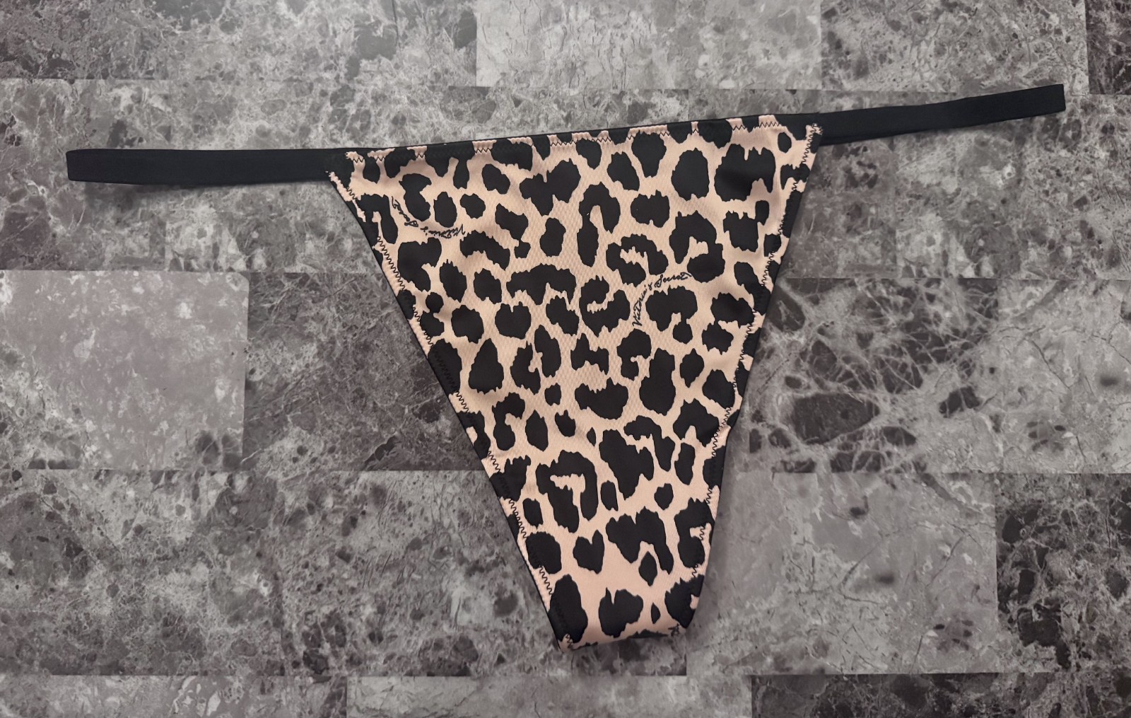 NWOT VICTORIA’S SECRET XL SATIN SMOOTH LEOPARD CHEETAH RARE V STRING PANTIES