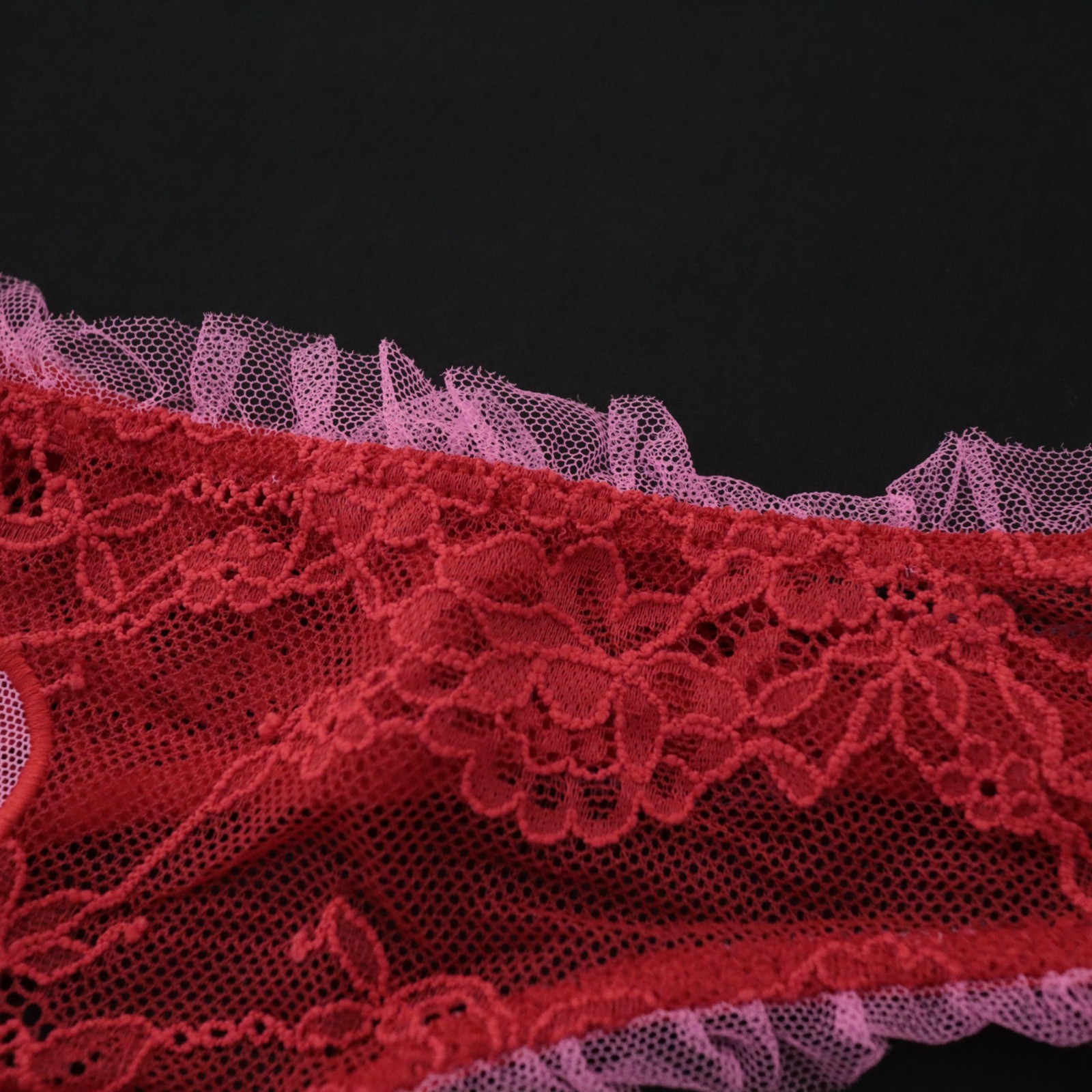 NEW Victoria’s Secret VTG 2020 Lace Ruffle Frilly Heart Thong Panties MEDIUM