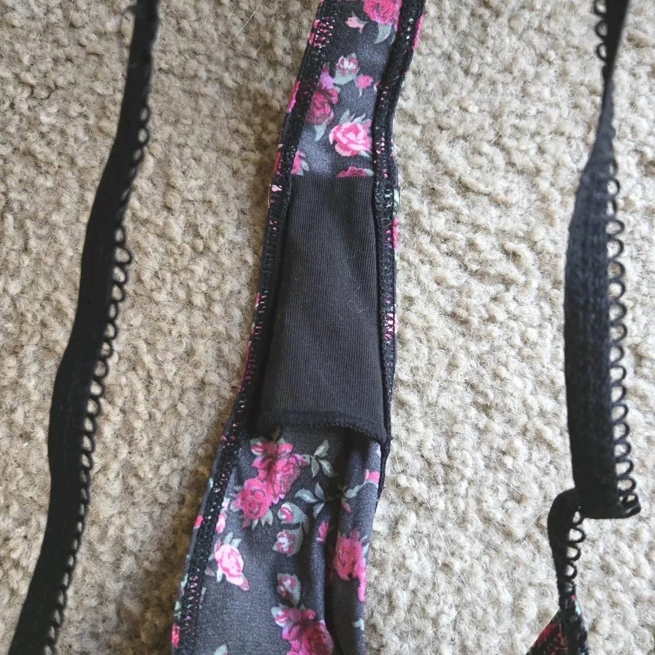 FOR LOVE & LEMONS Medium Victoria’s Secret Melrose Black Thong Panty Red Rose!
