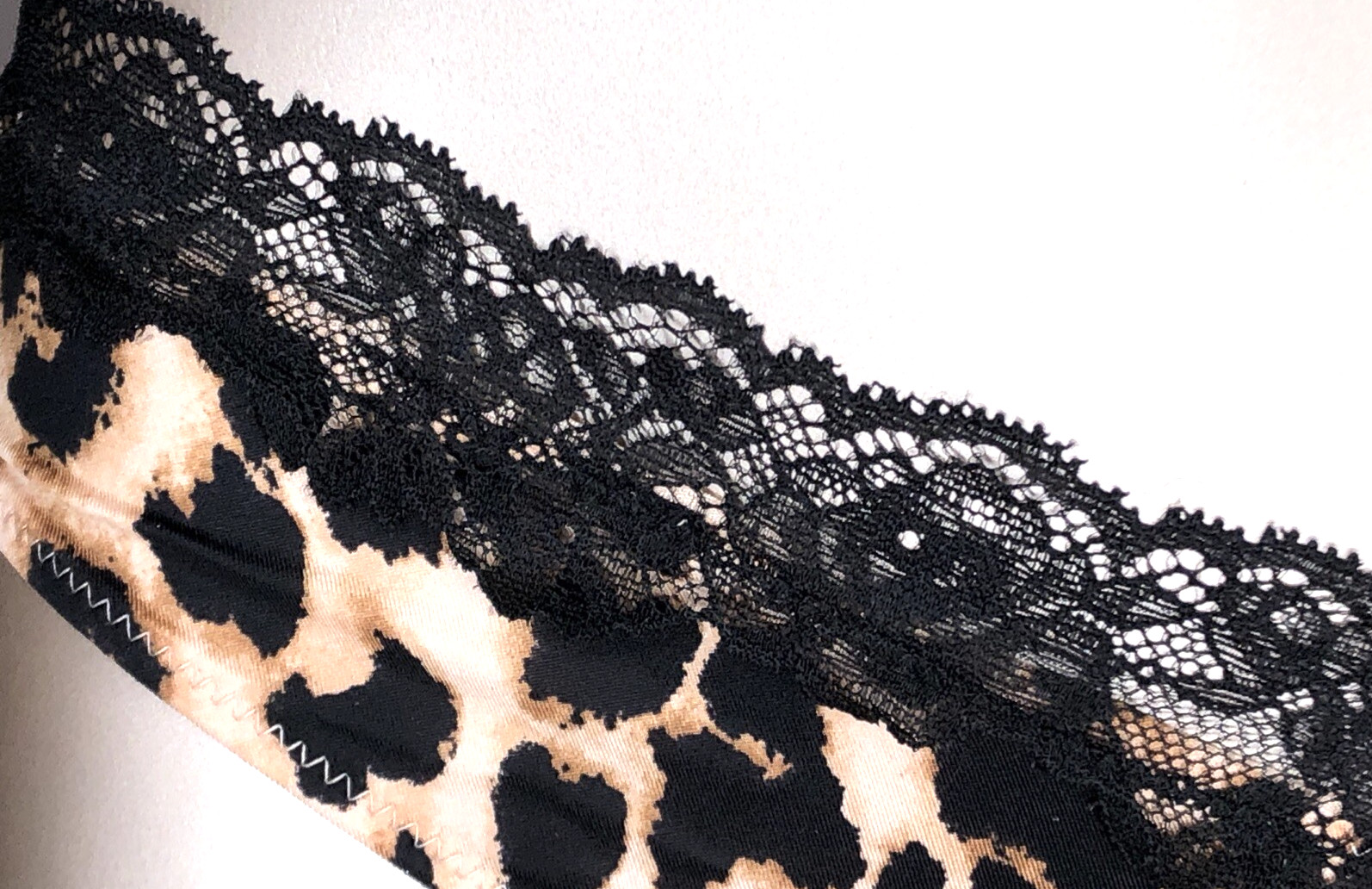 Victoria’s Secret Very Sexy NWT Medium Leopard Print High Leg Thong Panty Lace