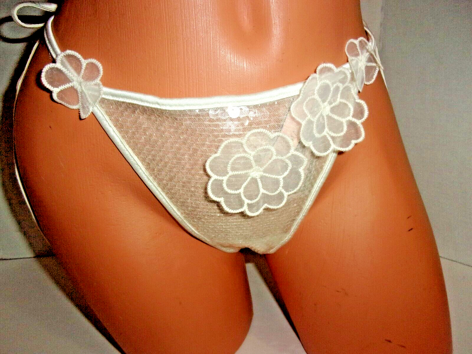 Victoria’s Secret Dream Angels White Sequin Floral Applique V-String M