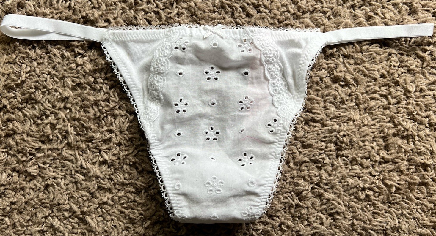 NWT Victoria’s Secret Eyelet V String Thong Cotton Panty White Medium