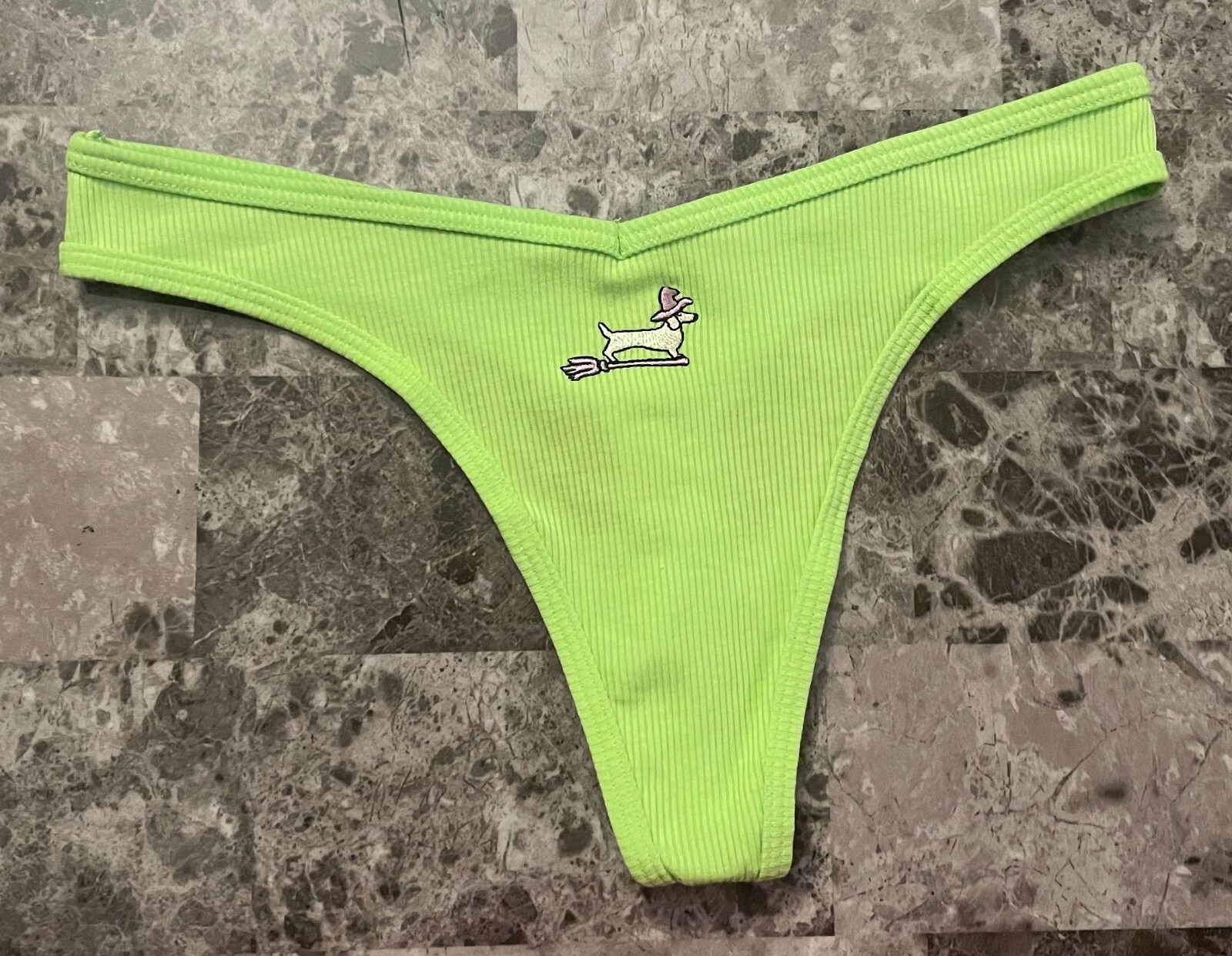 NWOT VICTORIA’S SECRET PINK GREEN WITCH HAT DOG HALLOWEEN RIB KNIT THONG PANTIES