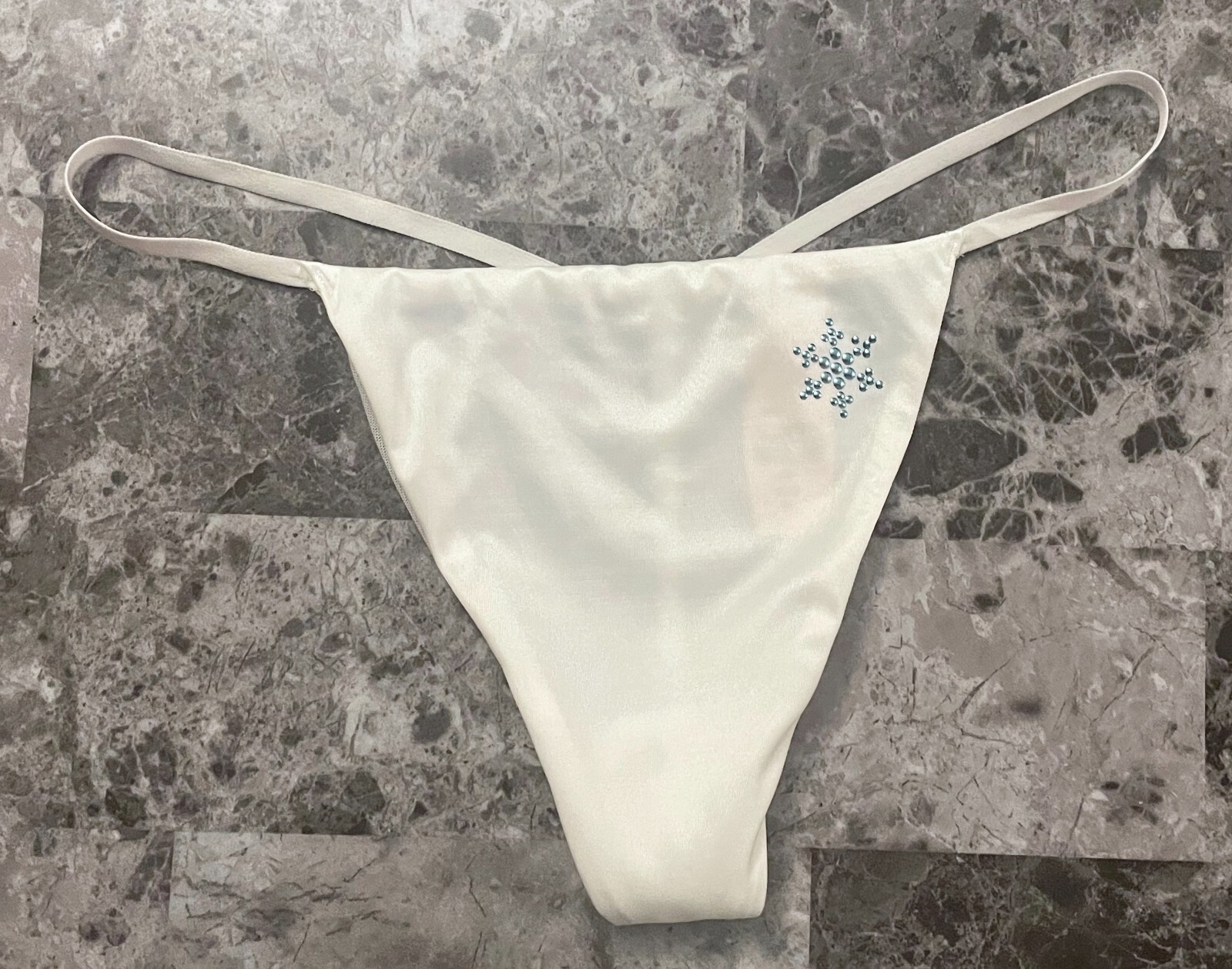 NWT VICTORIA’S SECRET M WHITE SMOOTH SNOWFLAKE VINTAGE RARE V STRING PANTIES