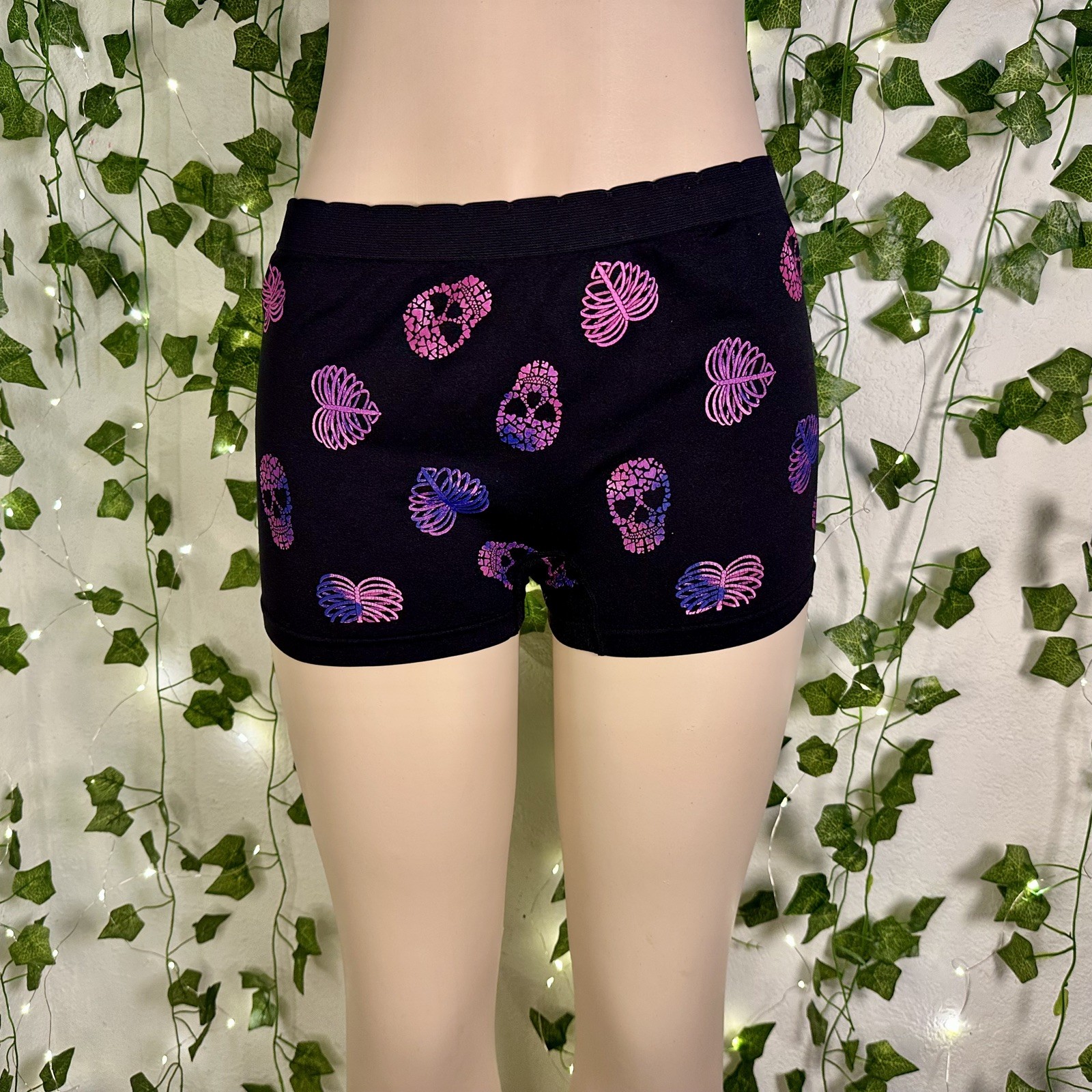 Torrid 2 2X Black Skulls Boyshorts Panties Seamless Shortie Underwear Gothic