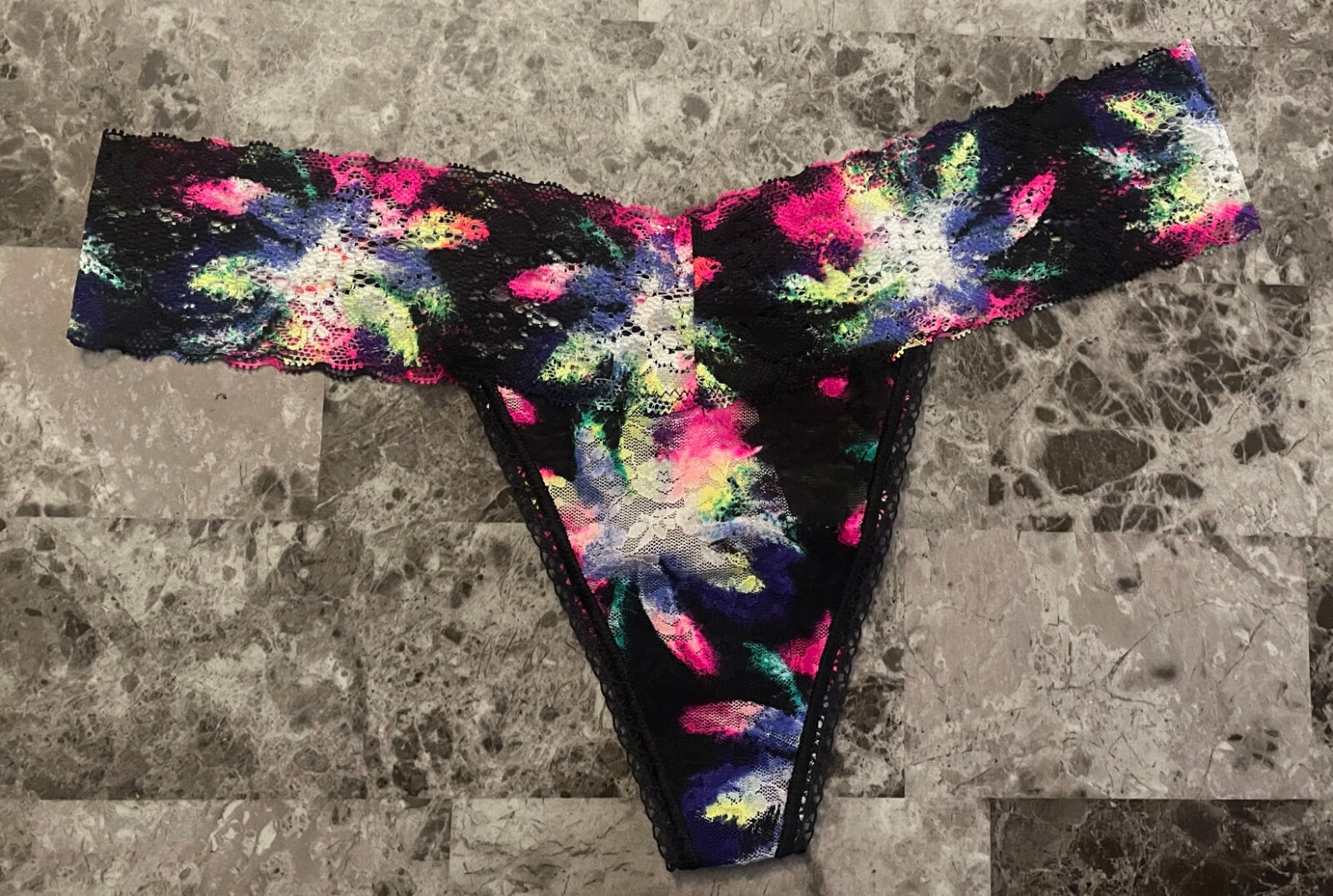 NWT VICTORIA’S SECRET PINK M BLACK YELLOW GREEN FLORAL LACE RARE THONG PANTIES