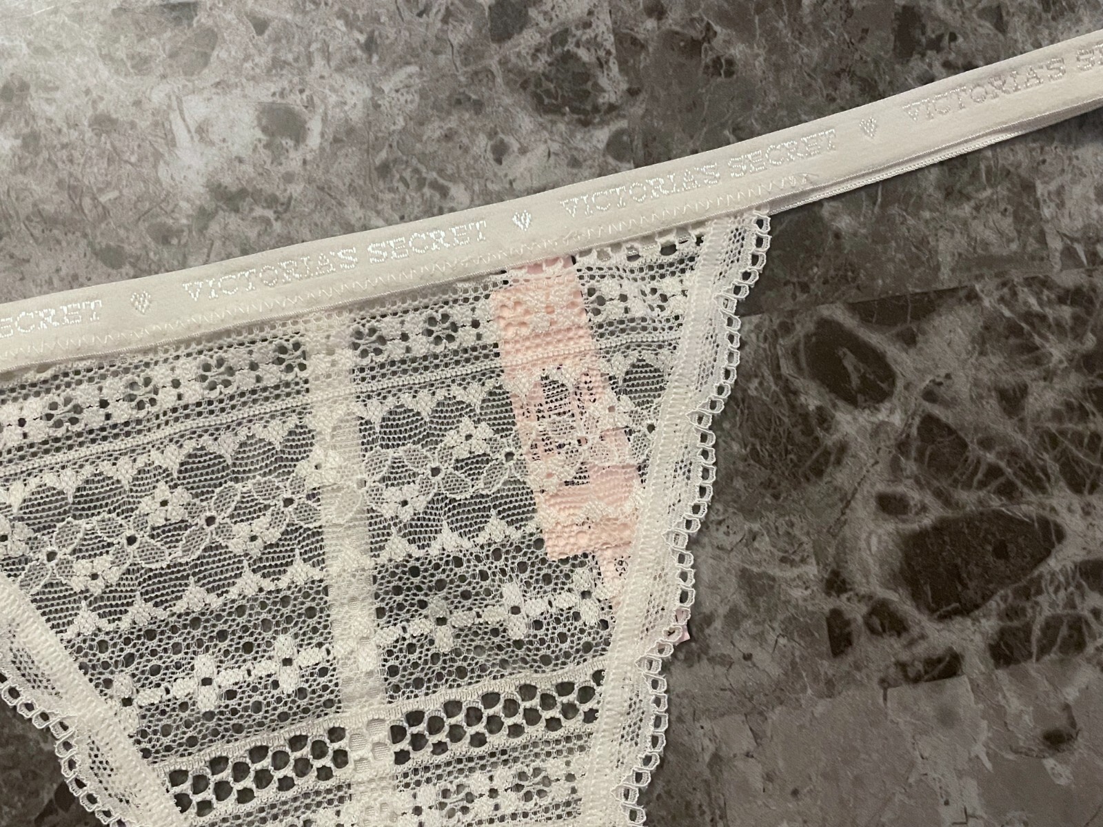 NWT VICTORIA’S SECRET S COCONUT WHITE SCALLOP LACE LOGO RARE V STRING PANTIES