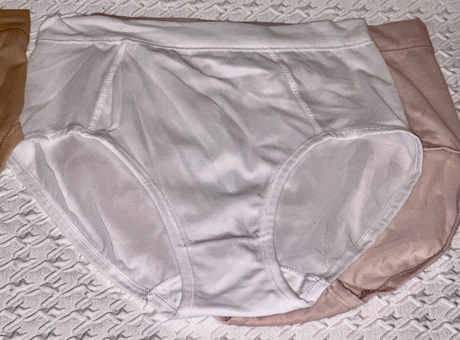 BALI One Smooth U Second Skin White Nude Sandshell Brief Panty Womens Sz M 6