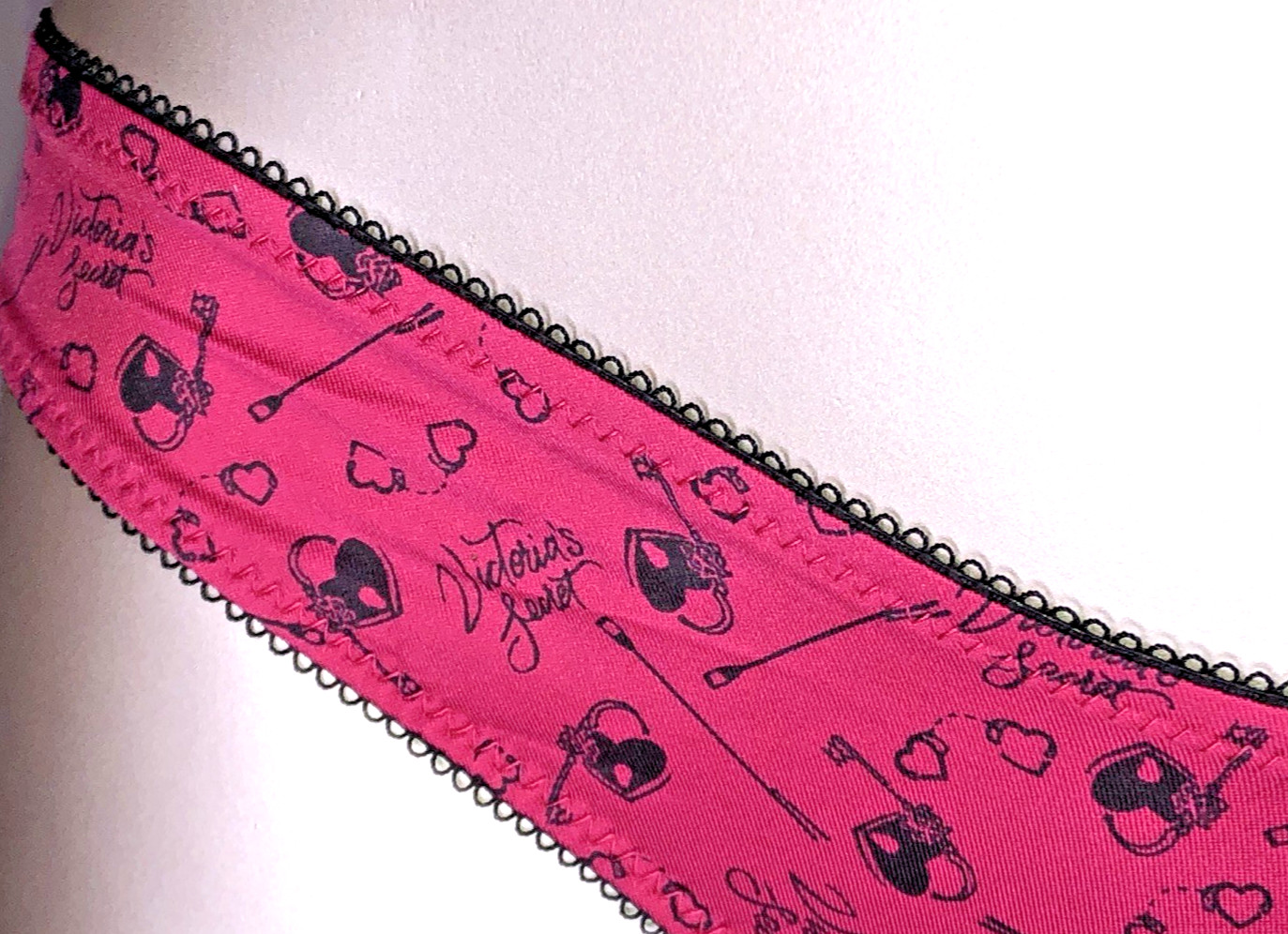 Victoria’s Secret Very Sexy NWT Large Fuchsia Locks High Leg Thong Panty Logo