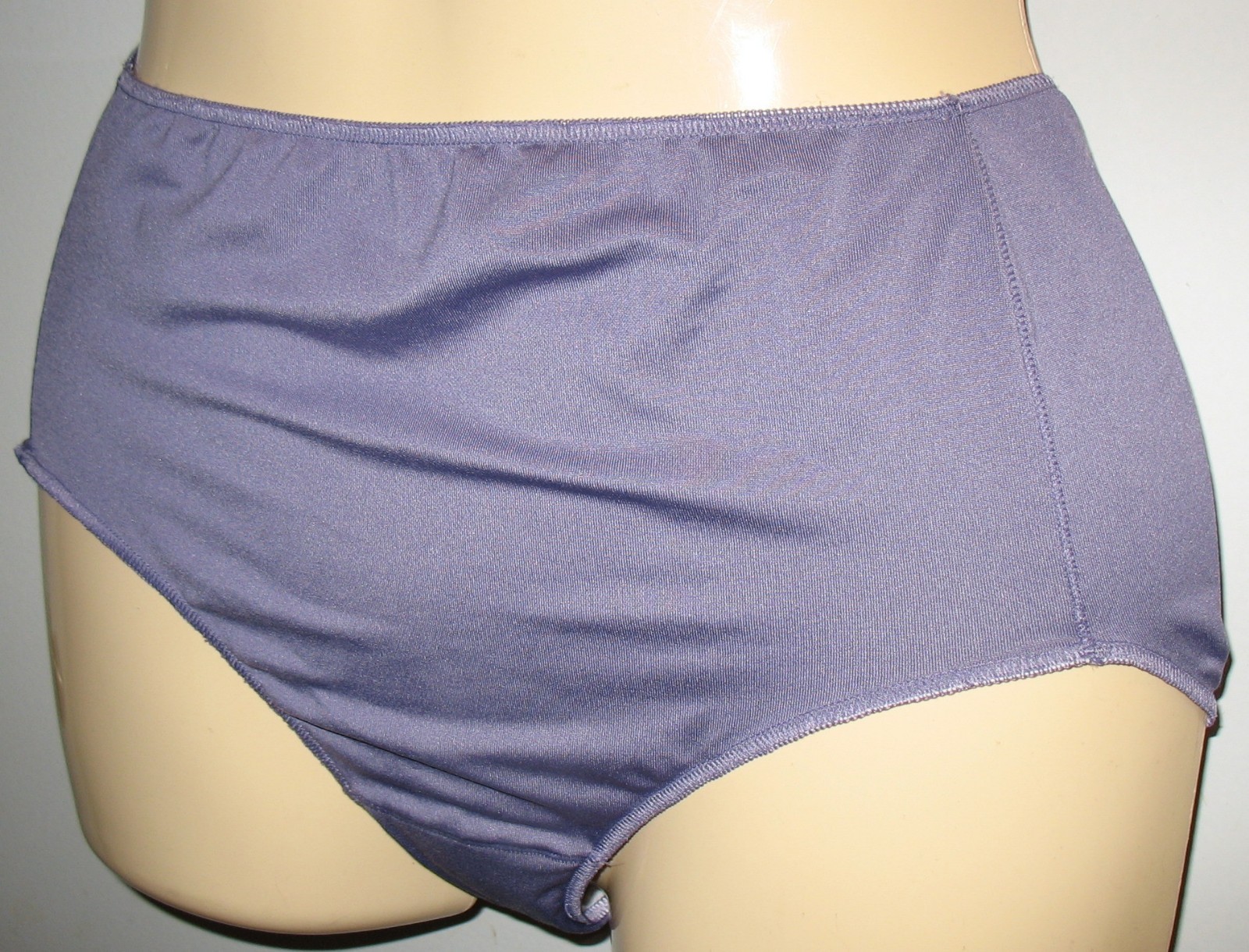 HANES – NEW 6 MED – PLUM – POLY/SPANDEX STRETCH HI-CUT PANTY – 6″ SIDES
