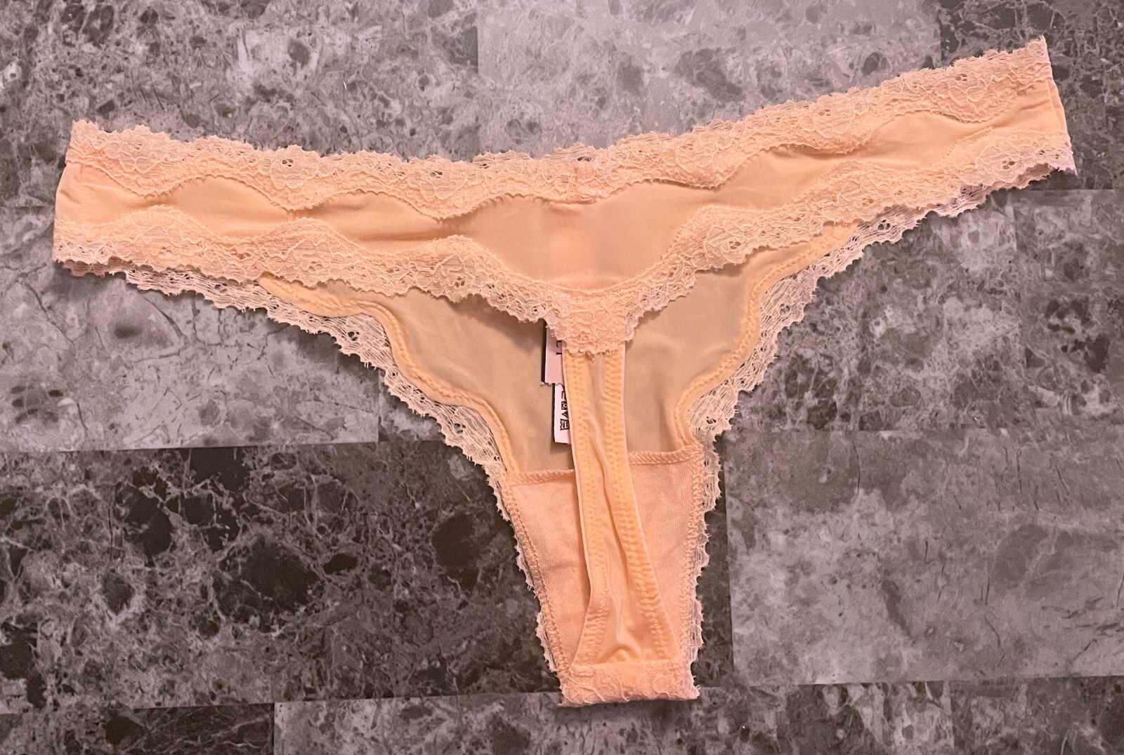 NWT VICTORIA’S SECRET DREAM ANGELS SMALL PEACH SMOOTH LACE RARE THONG PANTIES