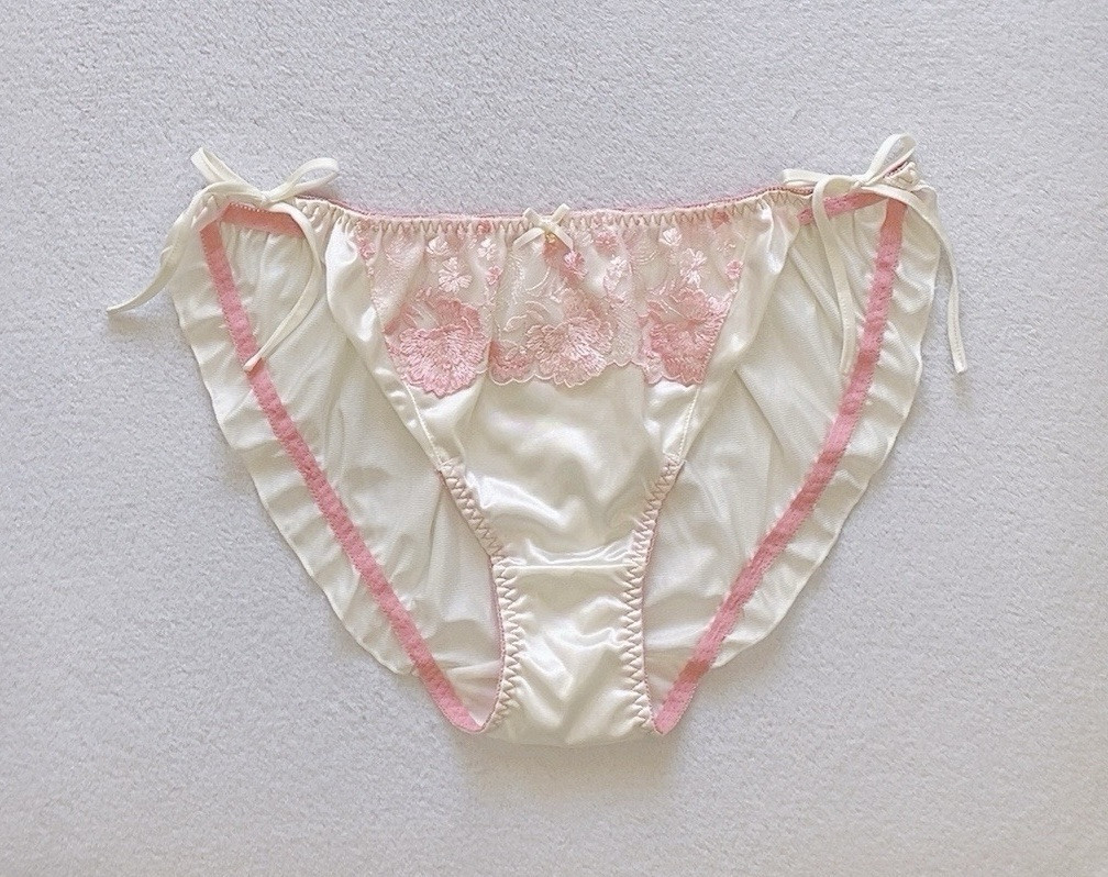 US-L, XL/JP-4L Japanese Brand Embroidery Shiny Tricot Nylon Ruffle Strap Panties