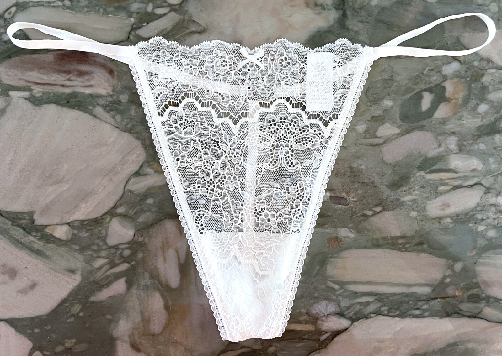 NEW Victoria Secret Lace & Heart Hardware V-String – Coconut White – XL