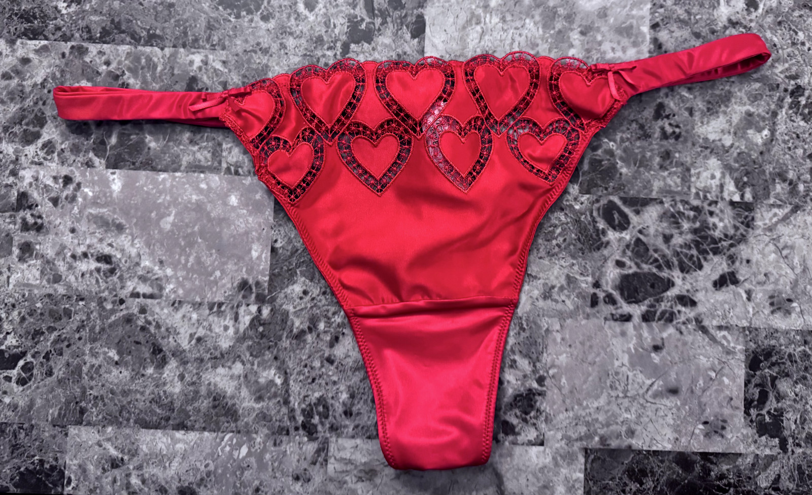 VICTORIA’S SECRET RED SATIN SMOOTH HEART CUTOUT EMBROIDERY MESH THONG PANTIES