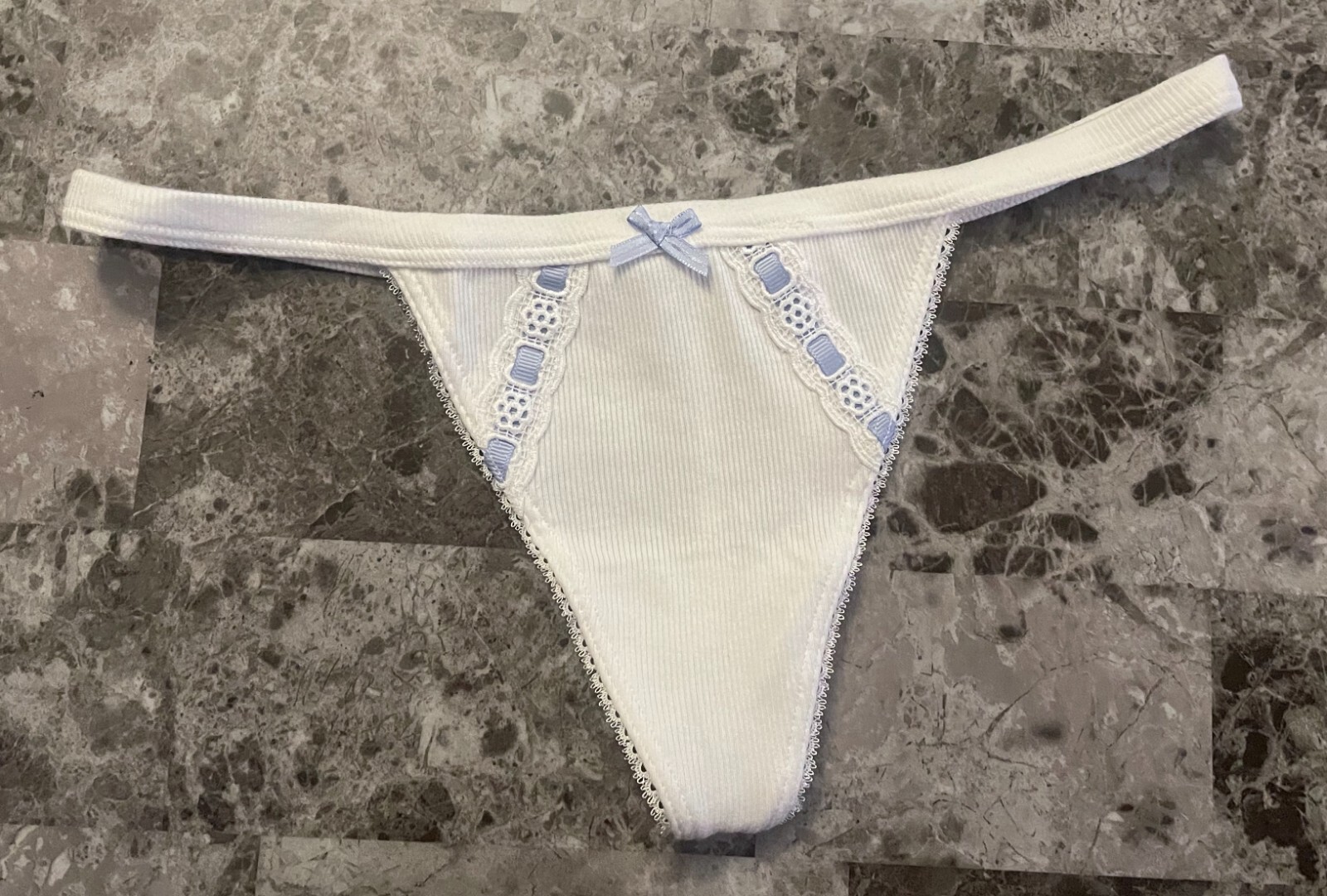 NWT VICTORIA’S SECRET WHITE RIBBED KNIT RIBBON CROCHET LACE BOW V STRING PANTIES