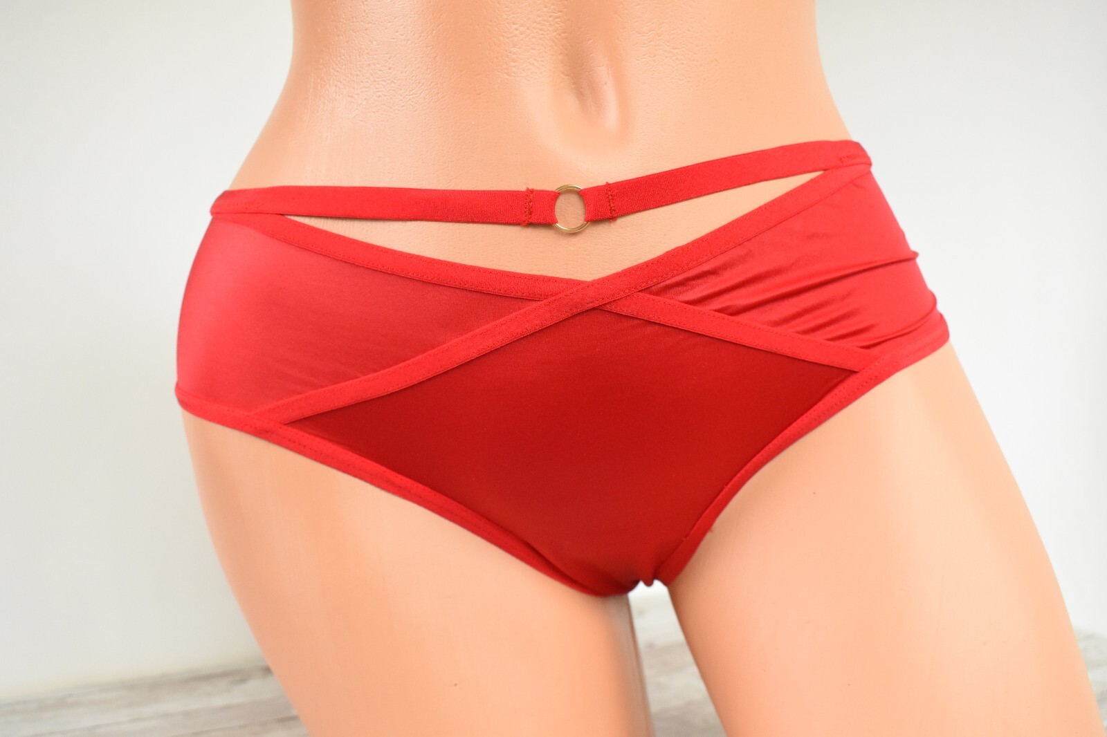 Victoria’s Secret MEDIUM *VERY SEXY* STRAPPY RINGMASTER CHEEKY *Lipstick/Red*