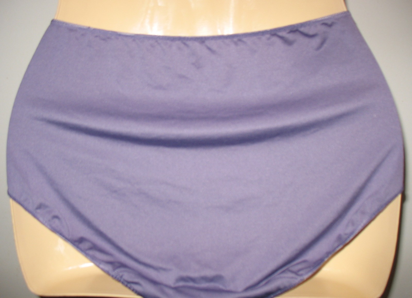 HANES – NEW 6 MED – PLUM – POLY/SPANDEX STRETCH HI-CUT PANTY – 6″ SIDES