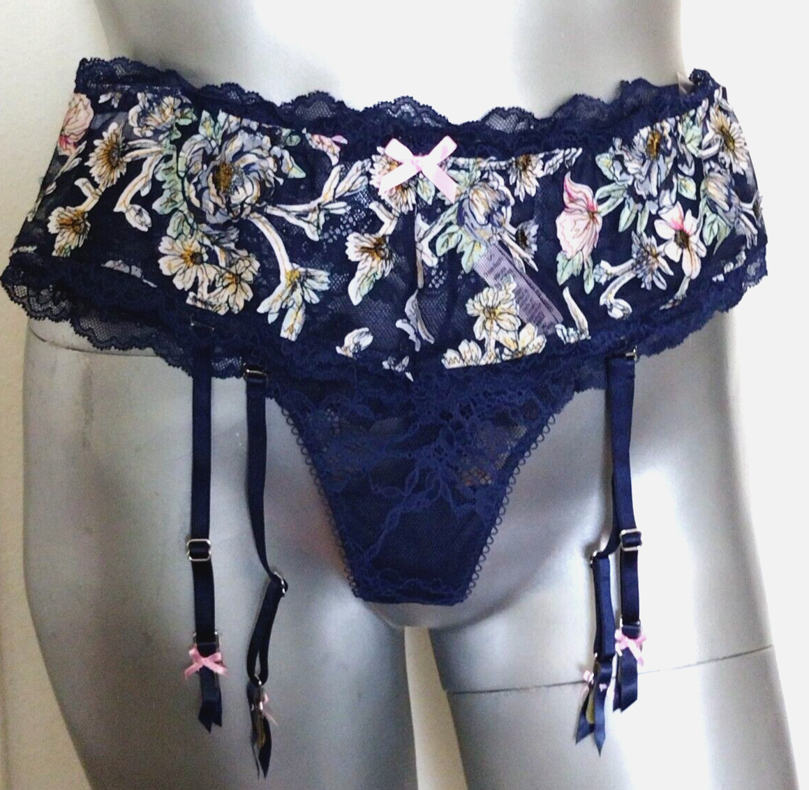 NWT VICTORIA’S SECRET DREAM ANGELS PANTY W/GARTER SIZE M Wide Side Thong/string
