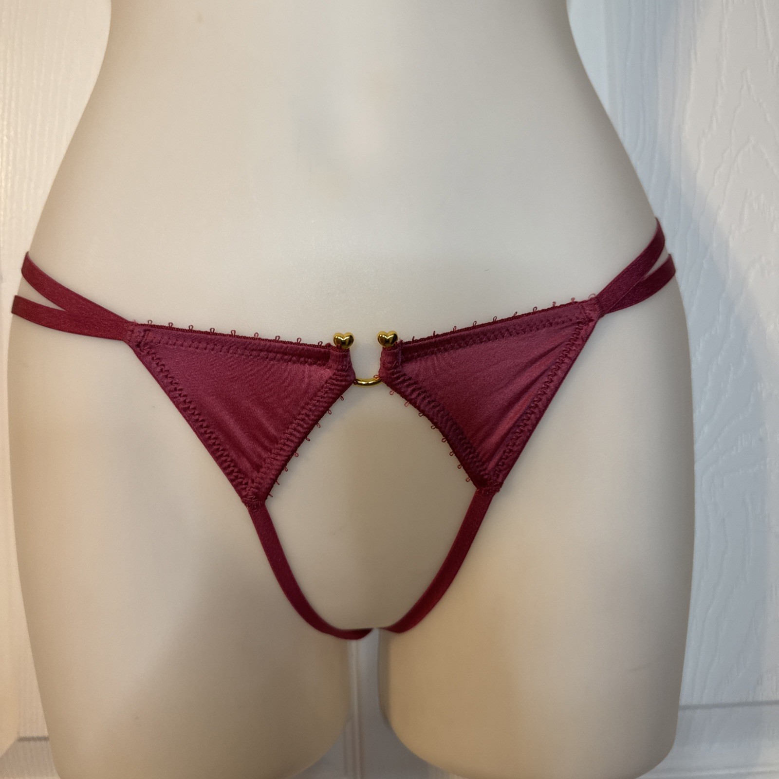 VICTORIA’S SECRET S SILKY PINK GOLD CHARM OPEN BOTTOM V STRING THONG PANTIES NWT
