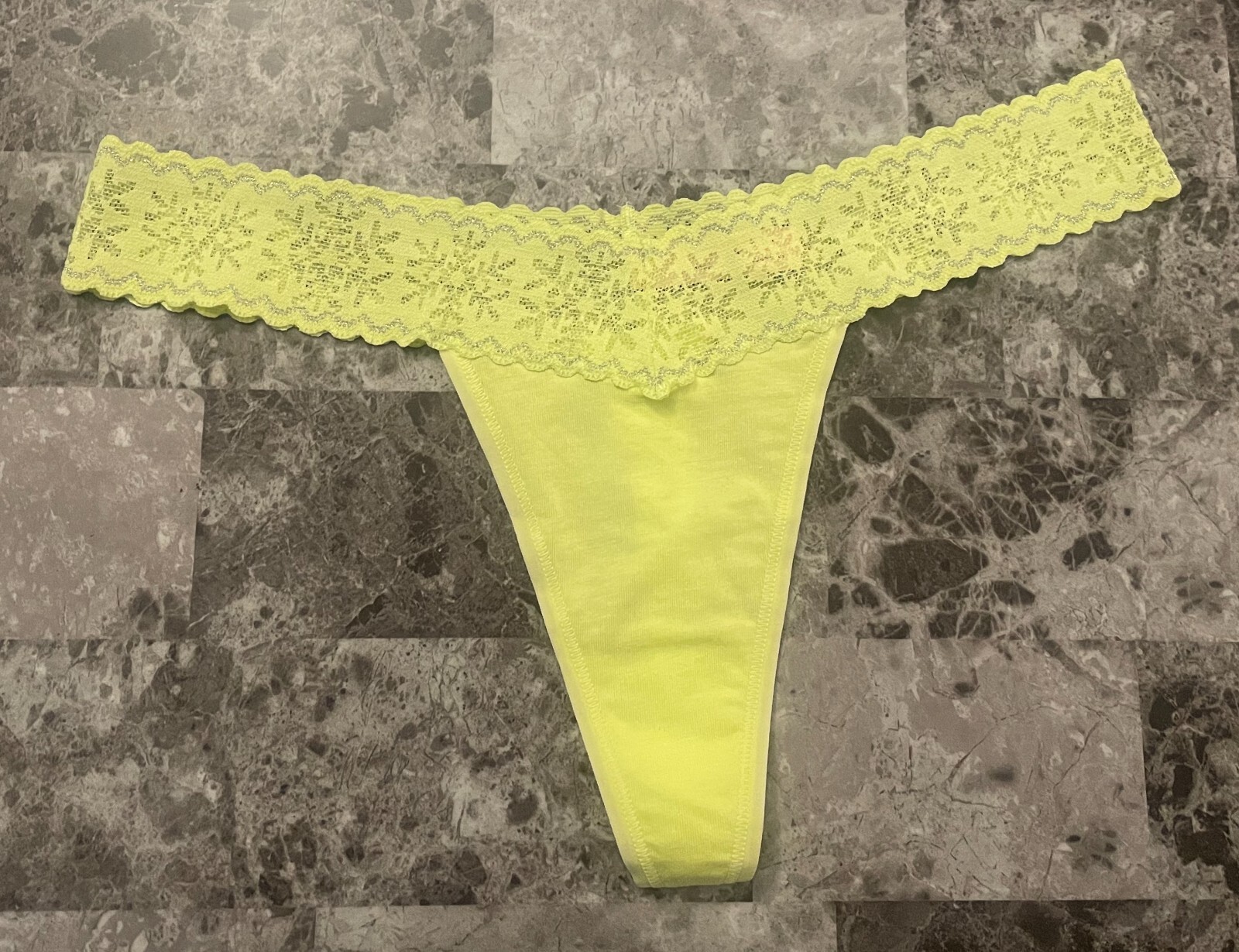 NWOT VICTORIA’S SECRET M YELLOW CITRON SILVER SNOWFLAKE LACE RARE THONG PANTIES