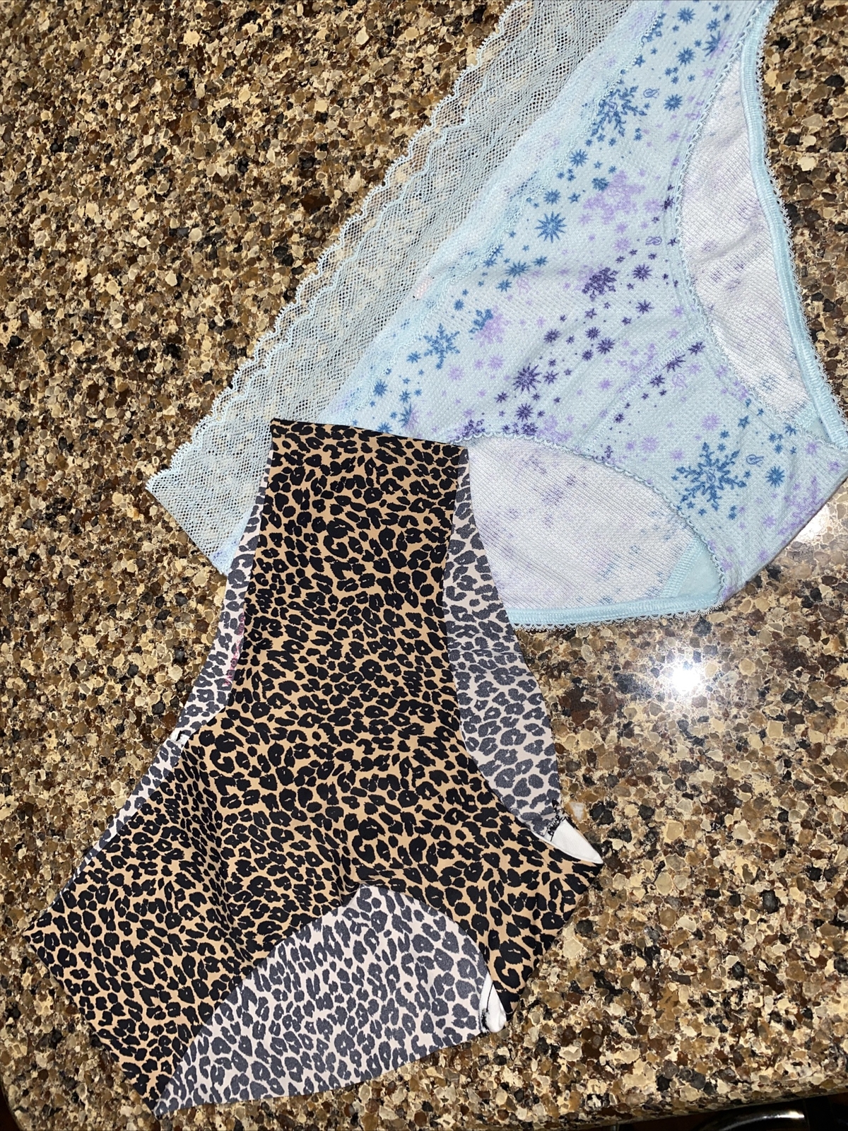 VICTORIA’S SECRET 2 pairs Hip hugger mesh waffle and leopard Panties Large NEW!