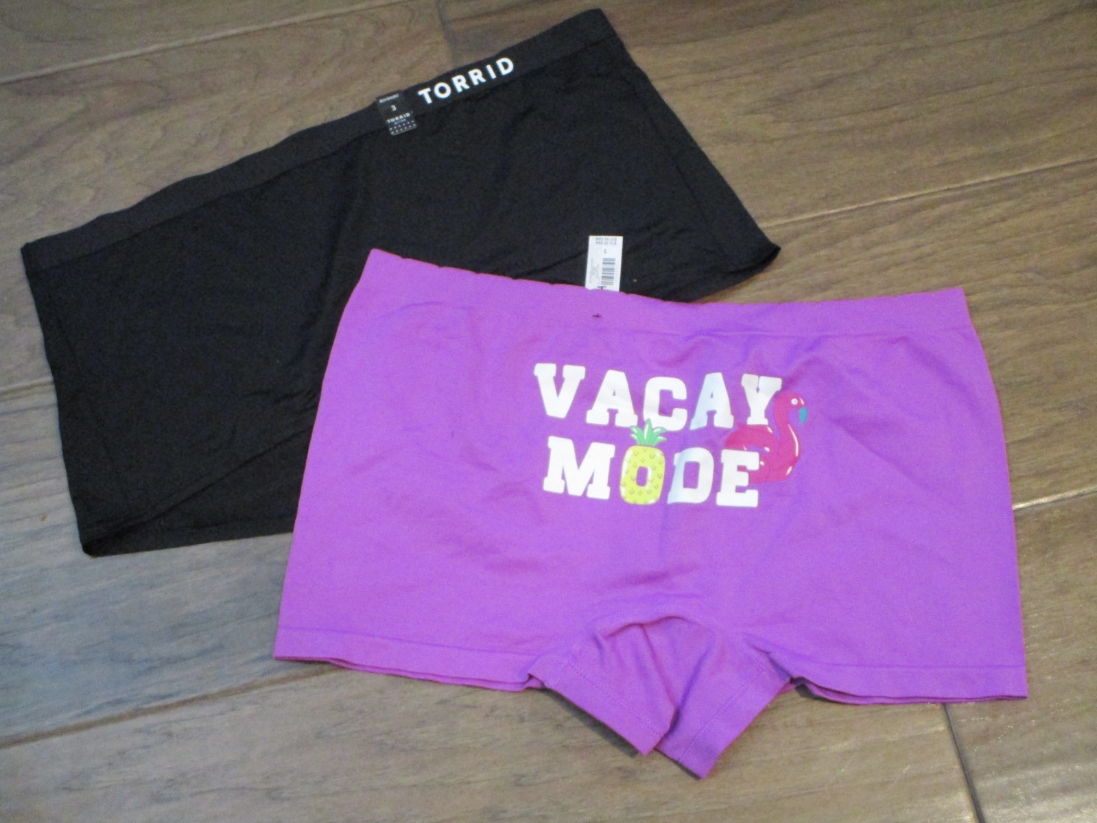 2 PAIRS TORRID SEAMLESS/ACTIVE BOYSHORT PANTIES IN VACAY/BLACK SIZE 3 (3X/22-24)