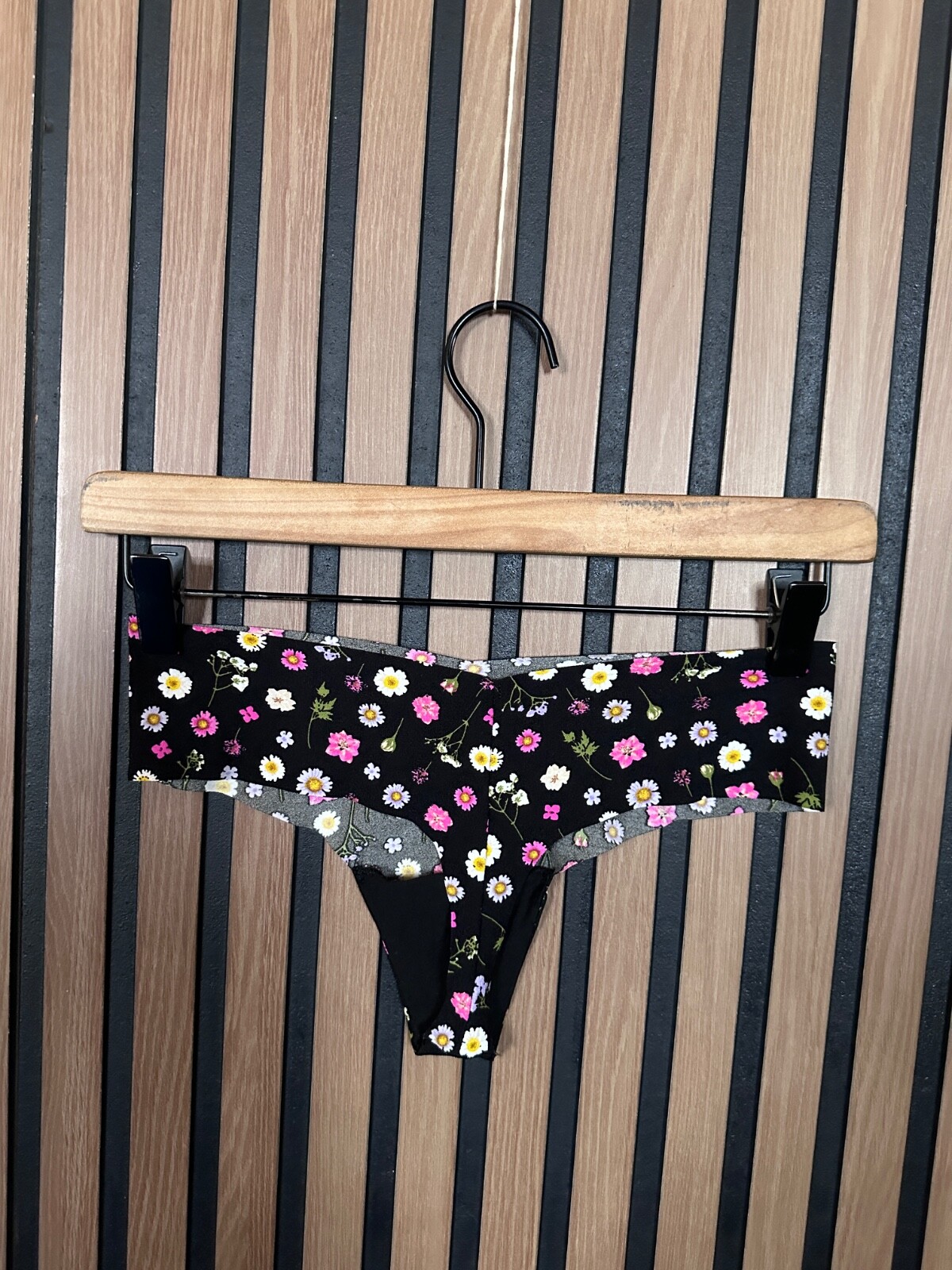 New Victoria’s Secret Panties Medium Black Flower Pattern Seamless No Show Thong