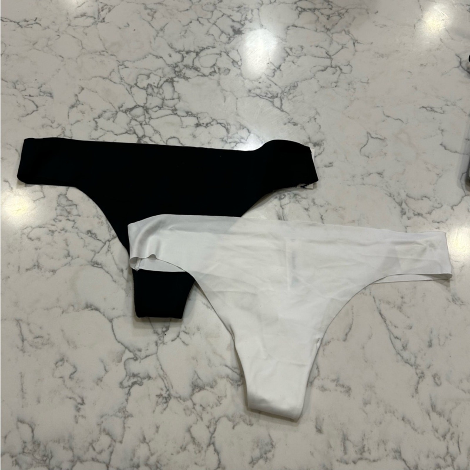 2 Old Navy NWT Thong Underwear Black & White Size Large