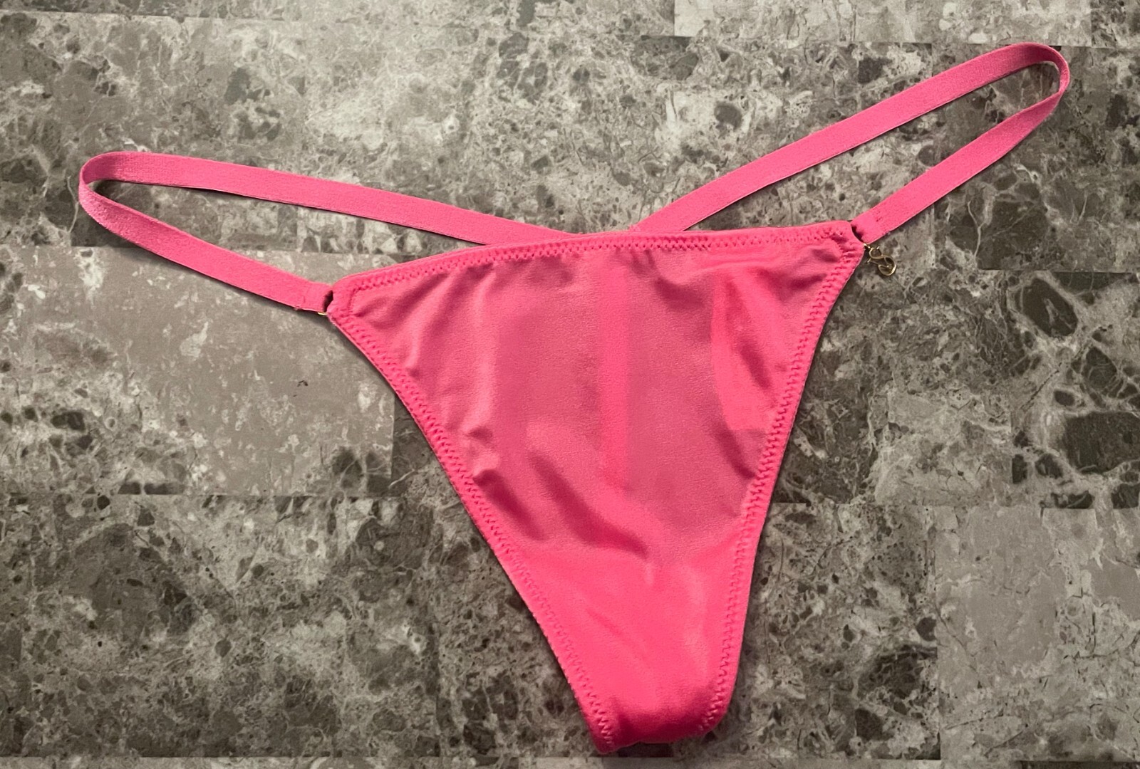 NWT VICTORIA’S SECRET O/S PINK GOLD CHARM SMOOTH VINTAGE RARE V STRING PANTIES
