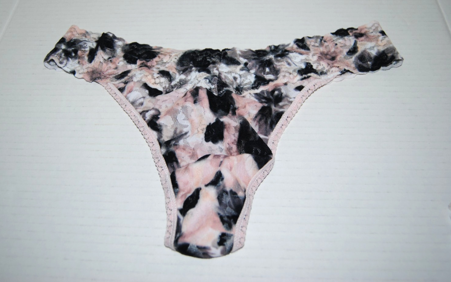 HANKY PANKY SIGNATURE LACE ORIGINAL RISE THONG SET OF 6 ASSORTED COLORS ONE SIZE