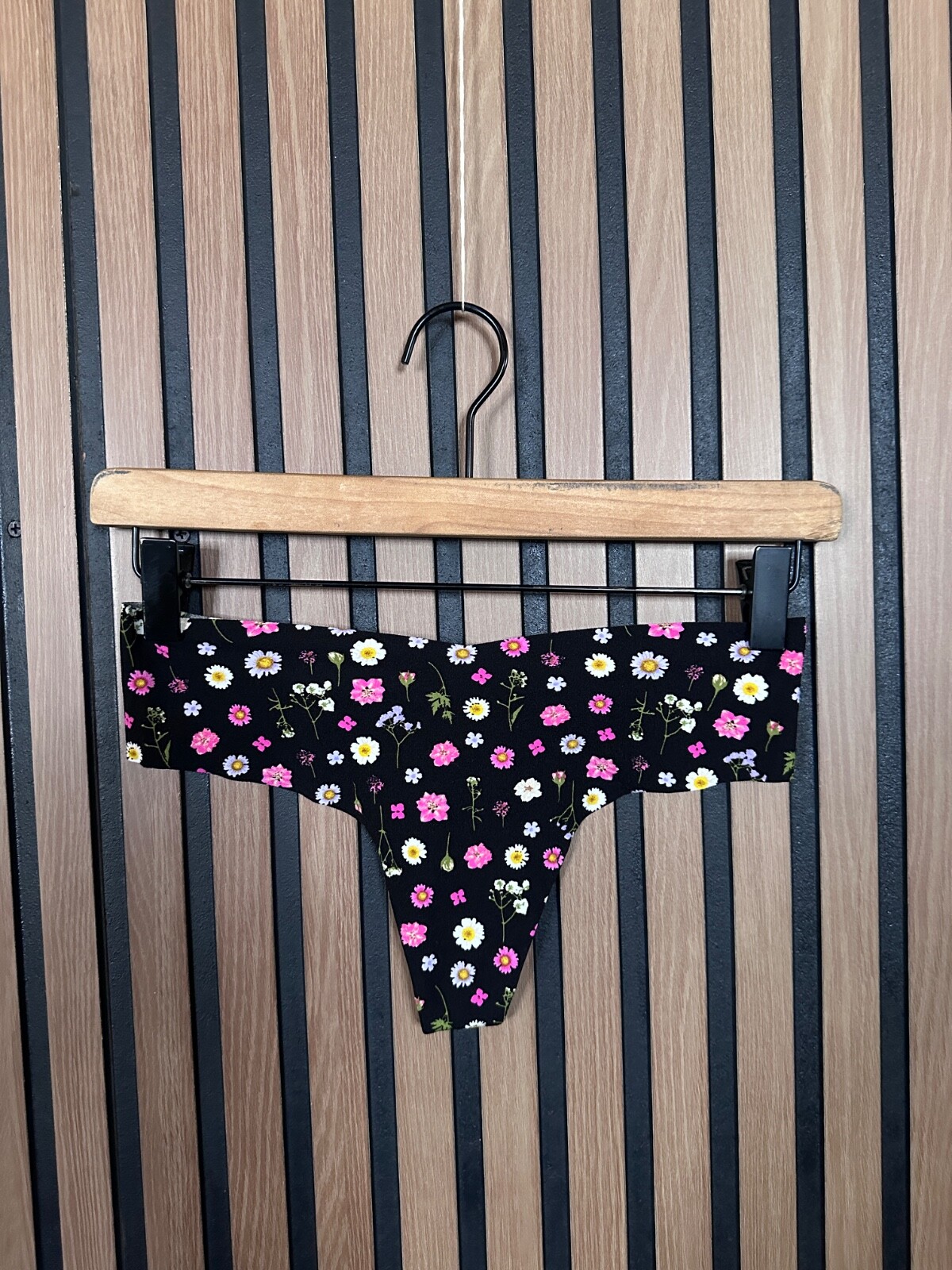 New Victoria’s Secret Panties Medium Black Flower Pattern Seamless No Show Thong