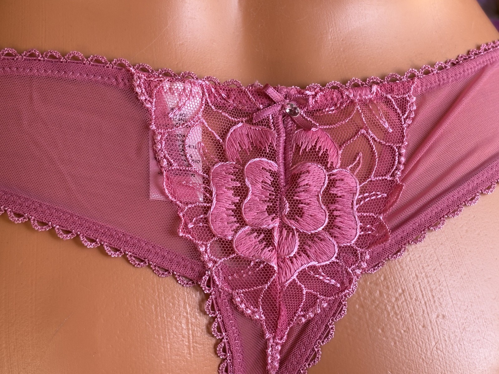 Victoria’s Secret Medium Pink Sheer Floral Lace Thong Panties NWOT NEW