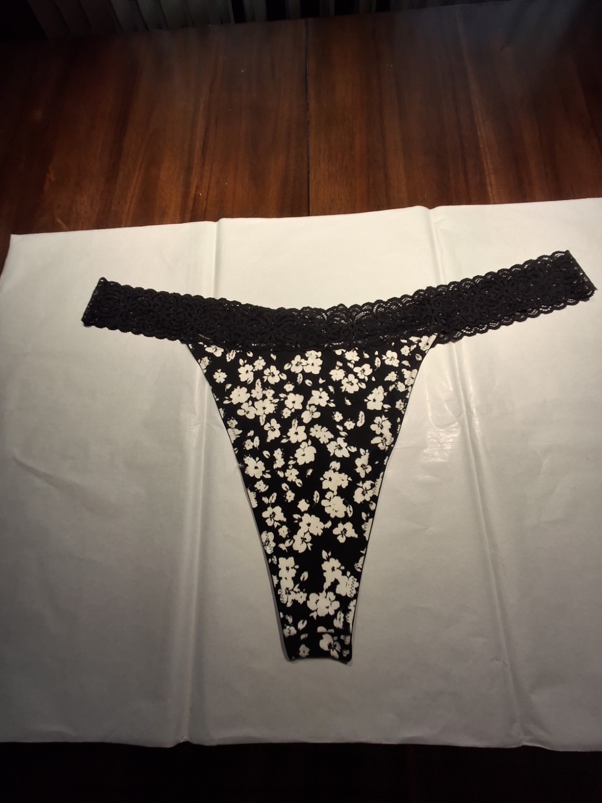 Old Navy Womens Thongs. 3 Pairs. Size 3X. Cream, Black/White Floral. Lace Trim.