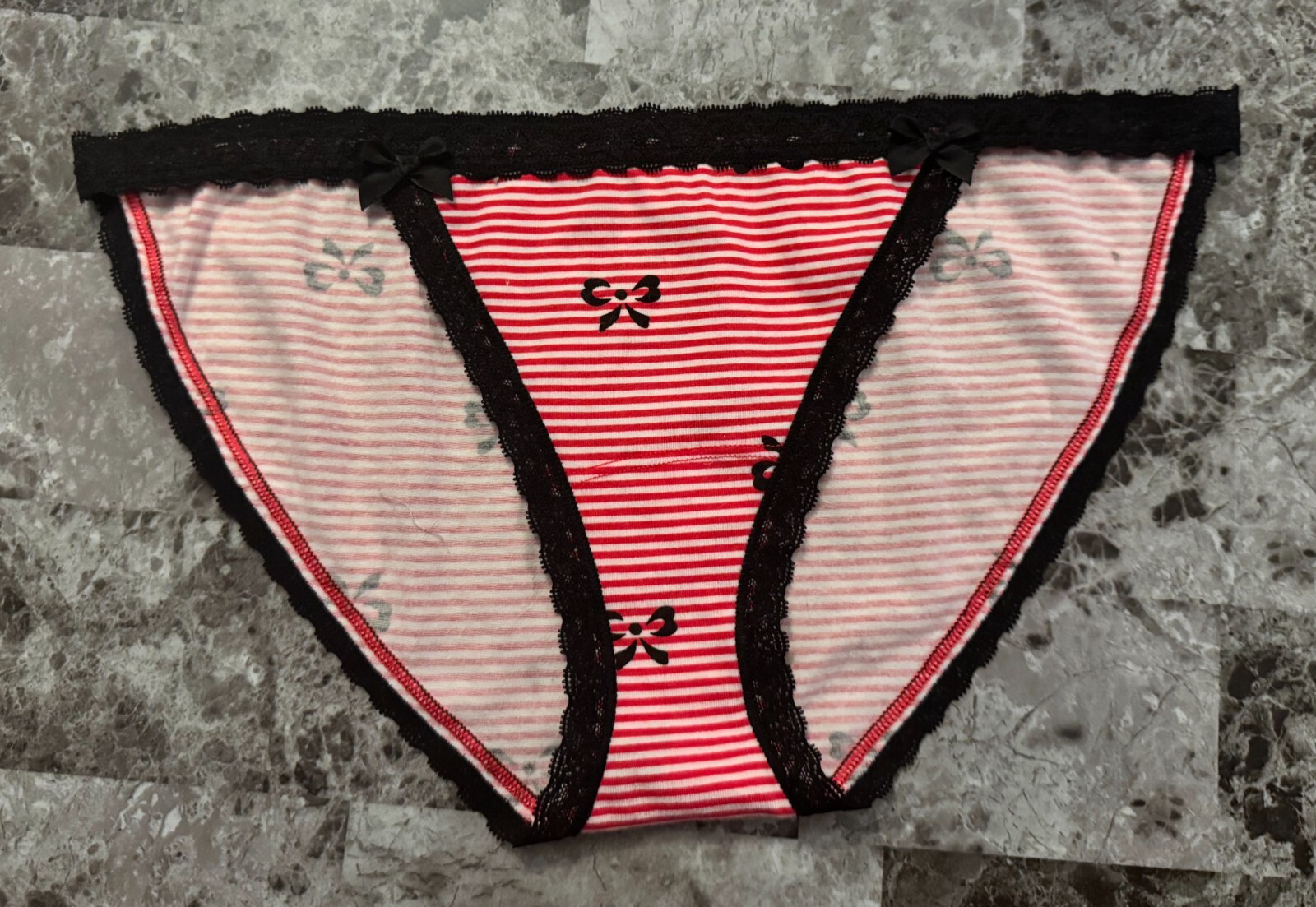NWT VICTORIA’S SECRET L RED WHITE STRIPE BLACK LACE RARE STRING BIKINI PANTIES