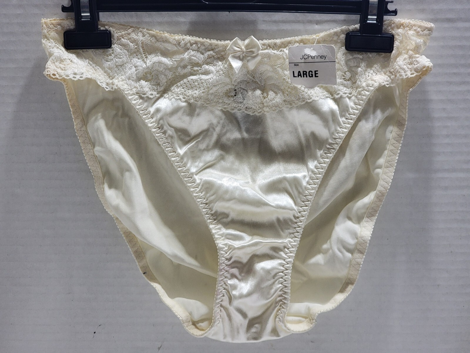 NWTS VINTAGE DELICATES SEXY IVORY SHINY LIQUID SATIN LOOK HI CUT PANTY LARGE