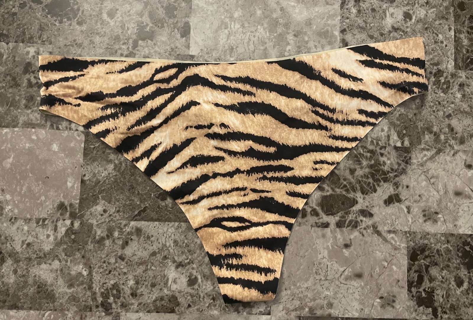 NWT VICTORIA’S SECRET LARGE TIGER SMOOTH THICK RARE NO SHOW THONG PANTIES