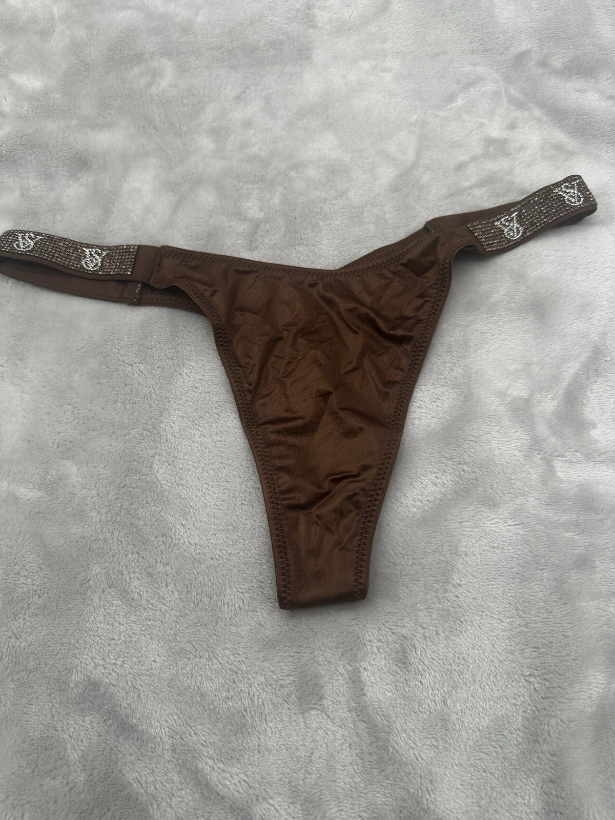 💕VICTORIA’S SECRET SHINE STRAP Thong Mousse MEDIUM💕