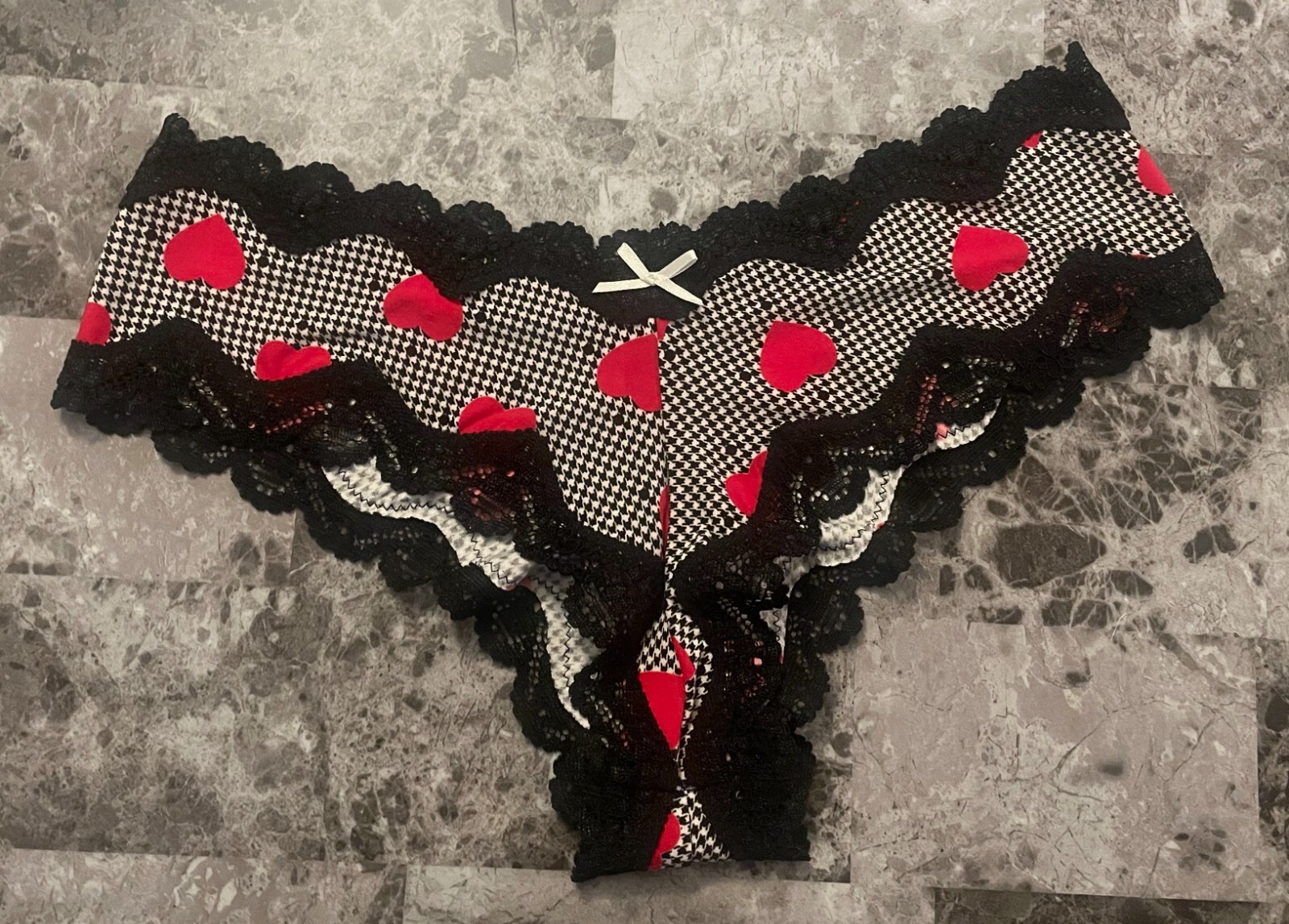 VICTORIA’S SECRET SEXY LITTLE THINGS M SMOOTH RED HEART LACE RARE CHEEKY PANTIES