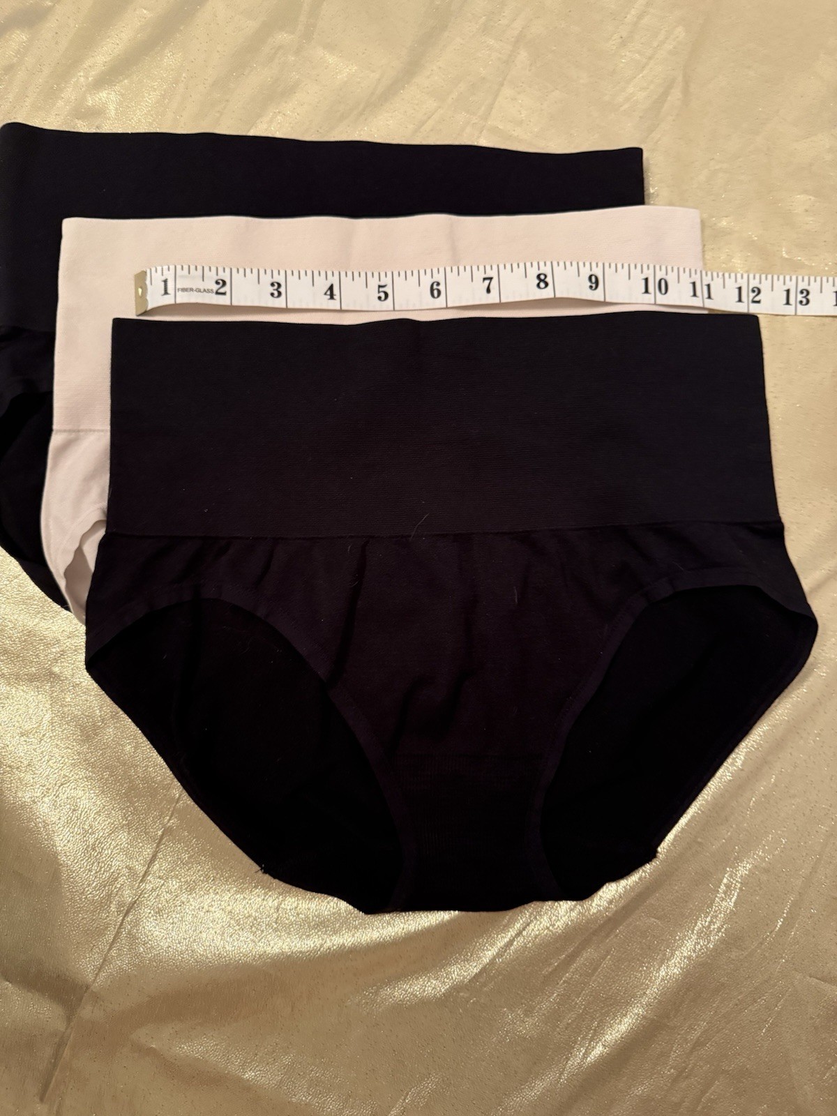 NEW 3 Pack Yummie Seamless Shaping Briefs Two Black One Beige Size Large/XLarge