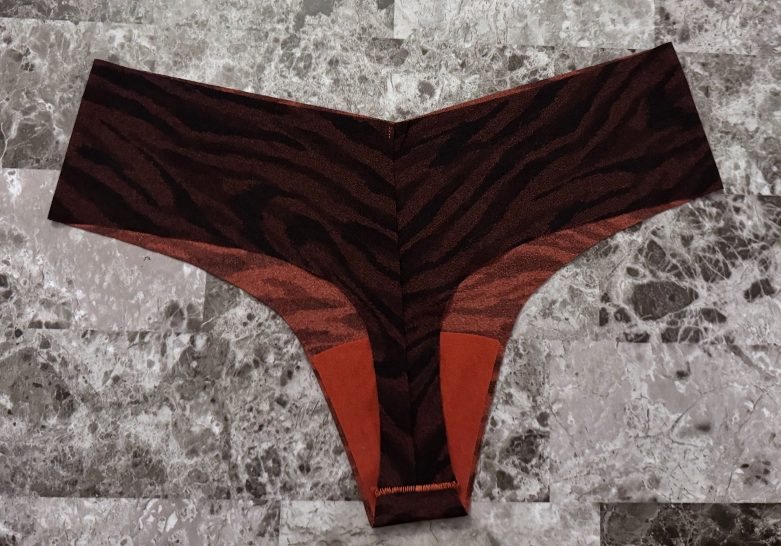 NWOT VICTORIA’S SECRET MEDIUM ZEBRA TIGER STRIPE RAW EDGE NO SHOW THONG PANTIES
