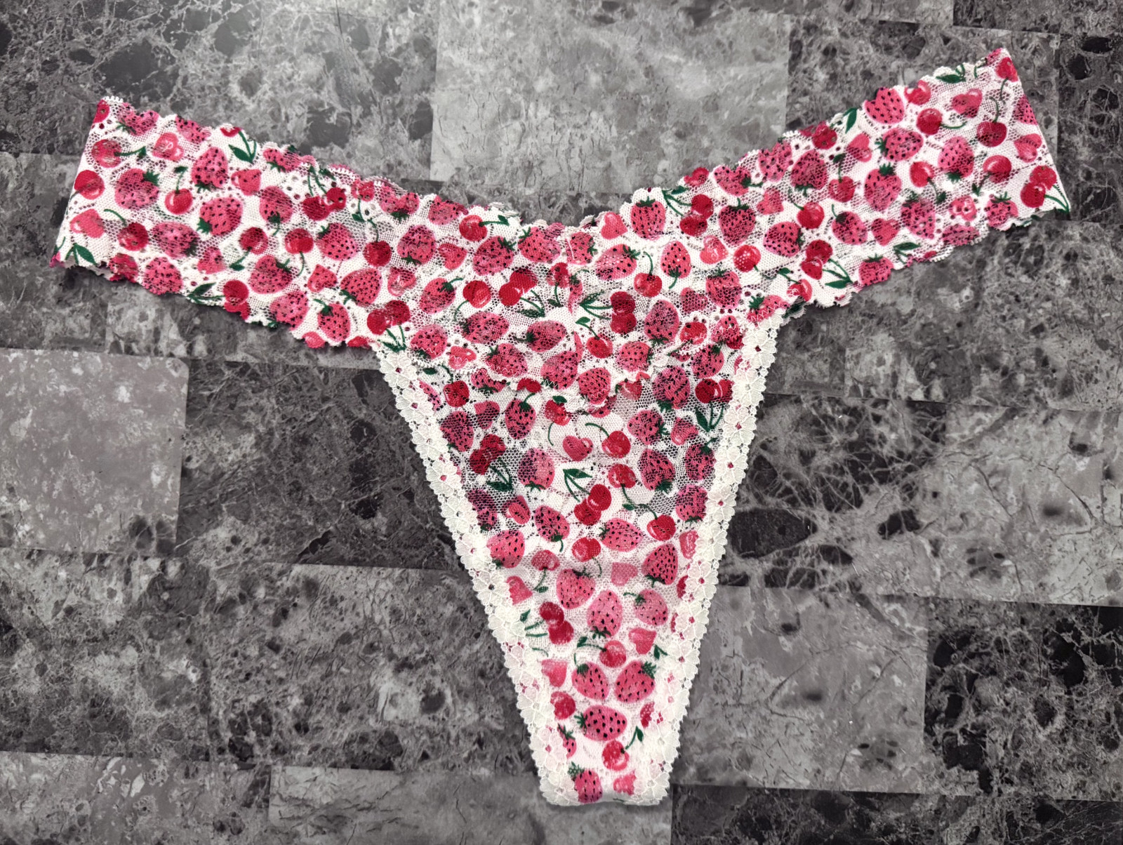NWT VICTORIA’S SECRET PINK RED HEART STRAWBERRY CHERRY PRINT LACE THONG PANTIES