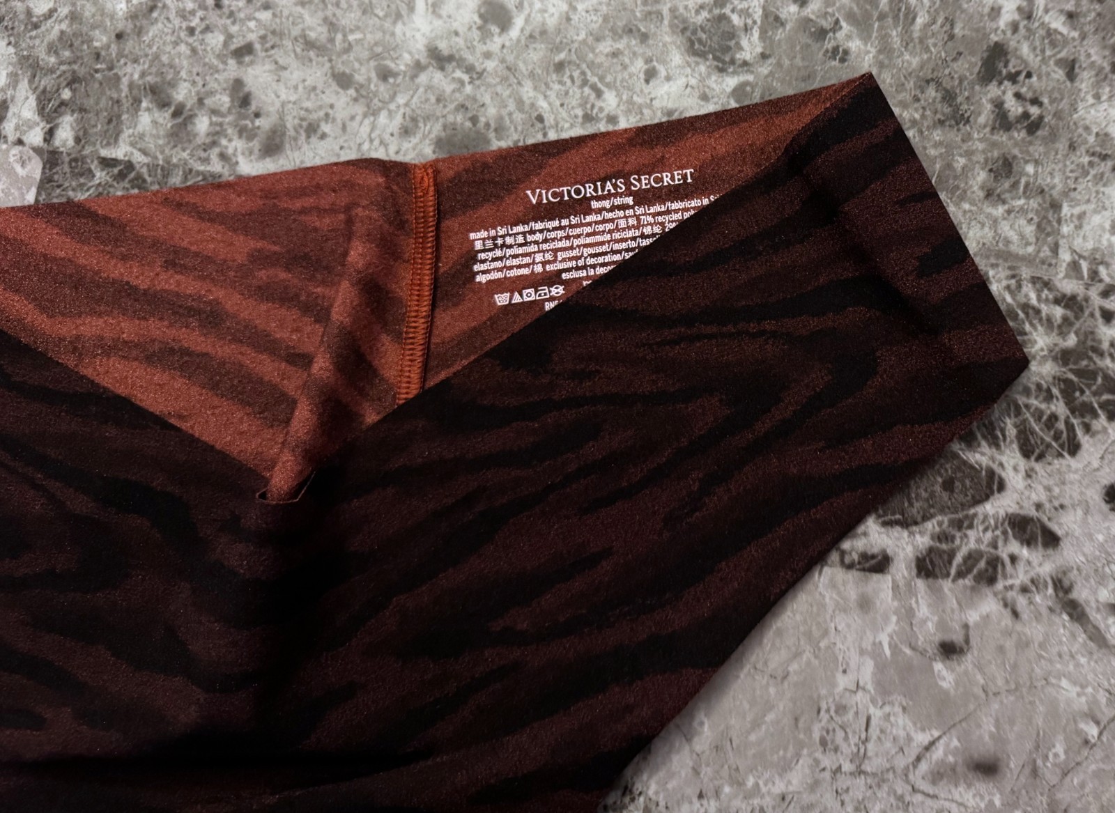 NWOT VICTORIA’S SECRET MEDIUM ZEBRA TIGER STRIPE RAW EDGE NO SHOW THONG PANTIES