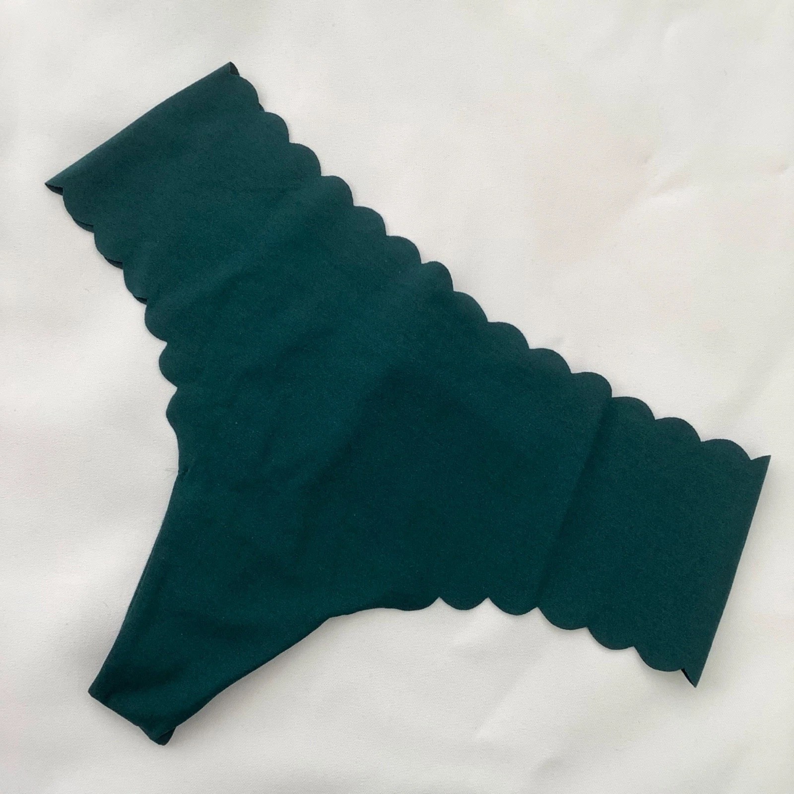 Victoria’s Secret Dark Green Scalloped Edge No Show Thong Panties – Size M BNWT