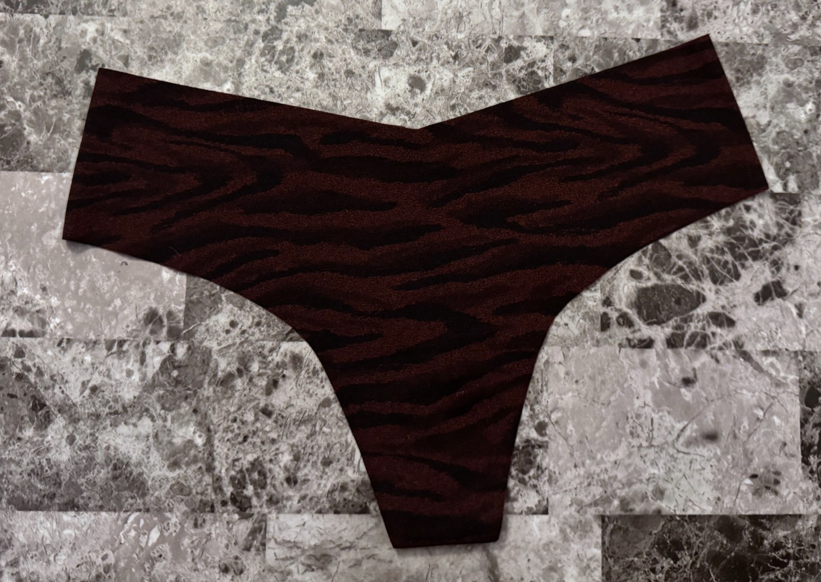 NWOT VICTORIA’S SECRET MEDIUM ZEBRA TIGER STRIPE RAW EDGE NO SHOW THONG PANTIES