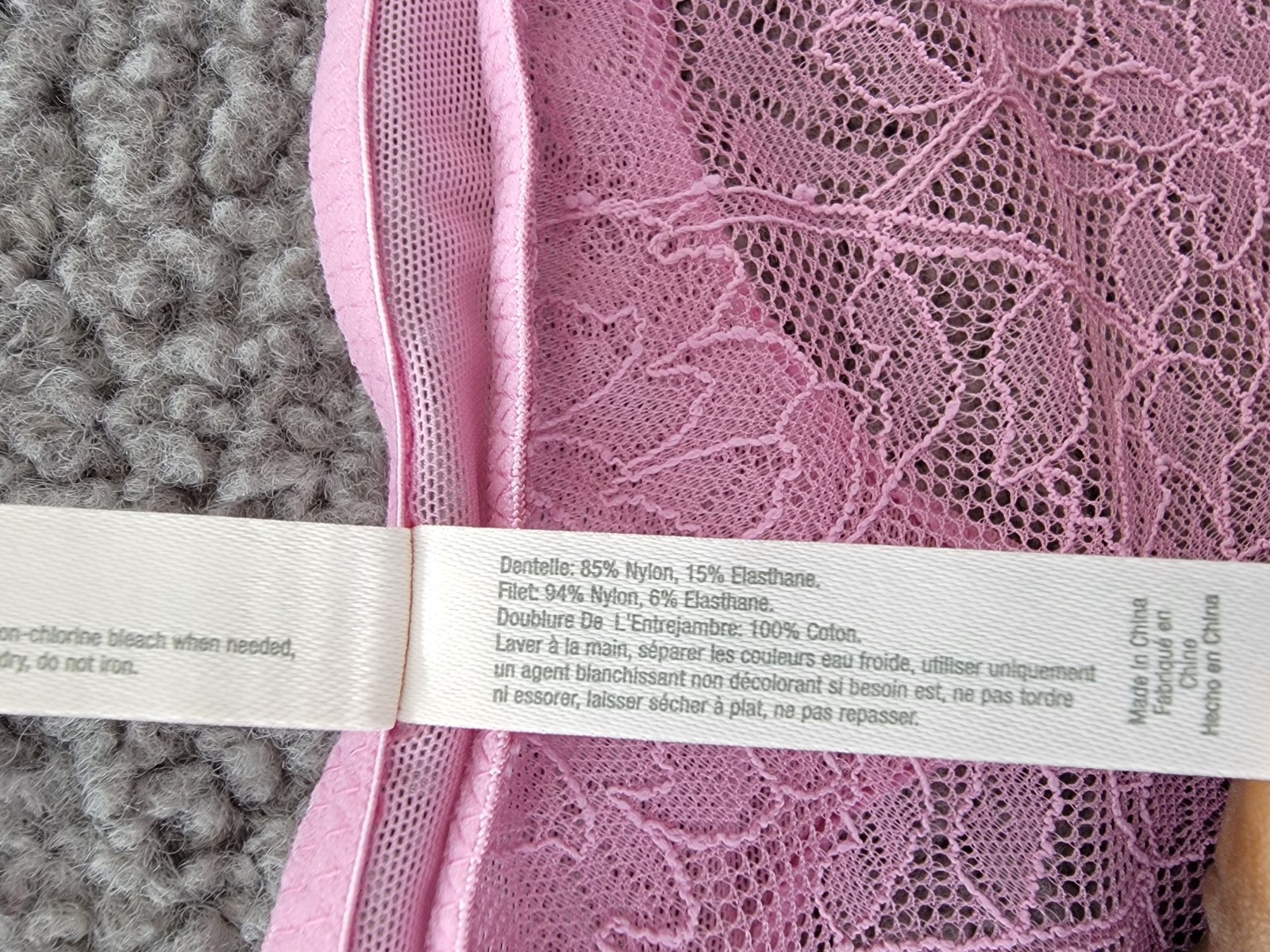 On Gossamer Luxe Lace Scallop Edge Thong Women’s Small Pink Berry Pull On