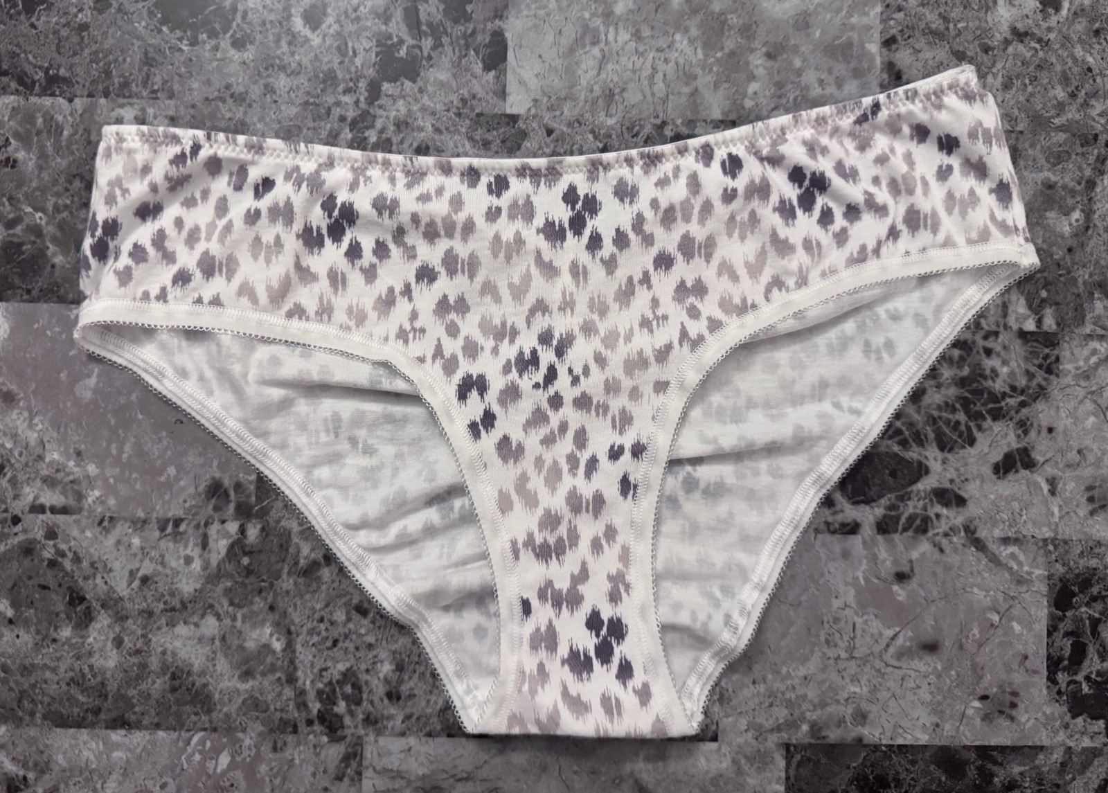 NWOT VICTORIA’S SECRET MEDIUM GRAY LEOPARD RUCHED BACK RARE HIPHUGGER PANTIES