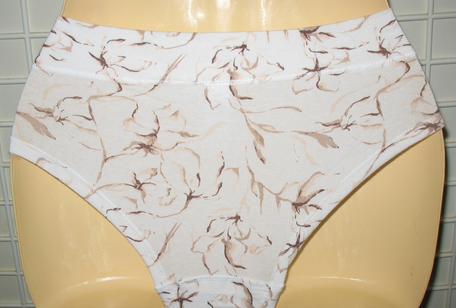DANSKIN INTIMATES – NEW – SMALL – BEIGE / WHITE COTTON STRETCH PANTY