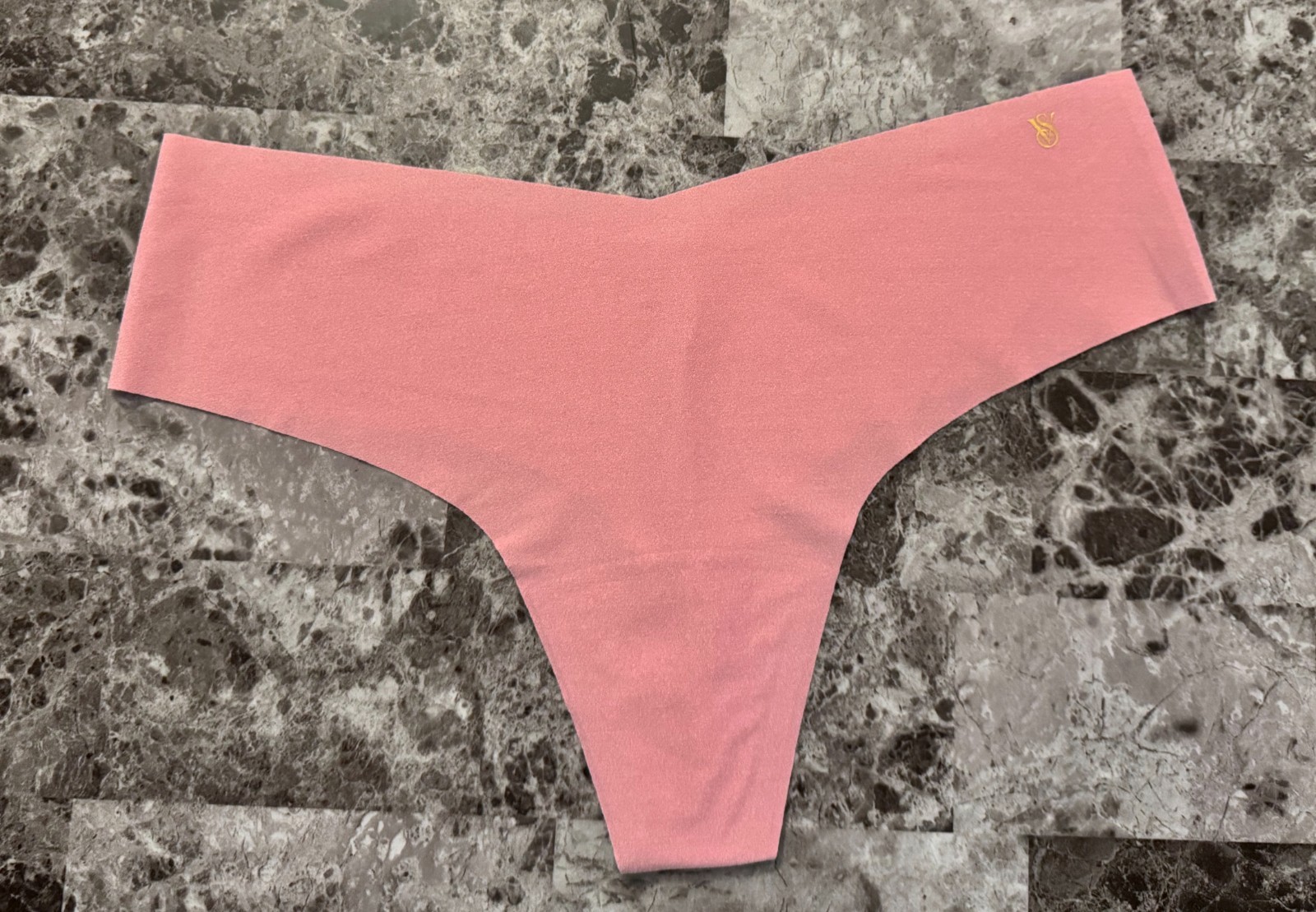 NWOT VICTORIA’S SECRET MEDIUM PINK GOLD VS LOGO RAW EDGE NO SHOW THONG PANTIES