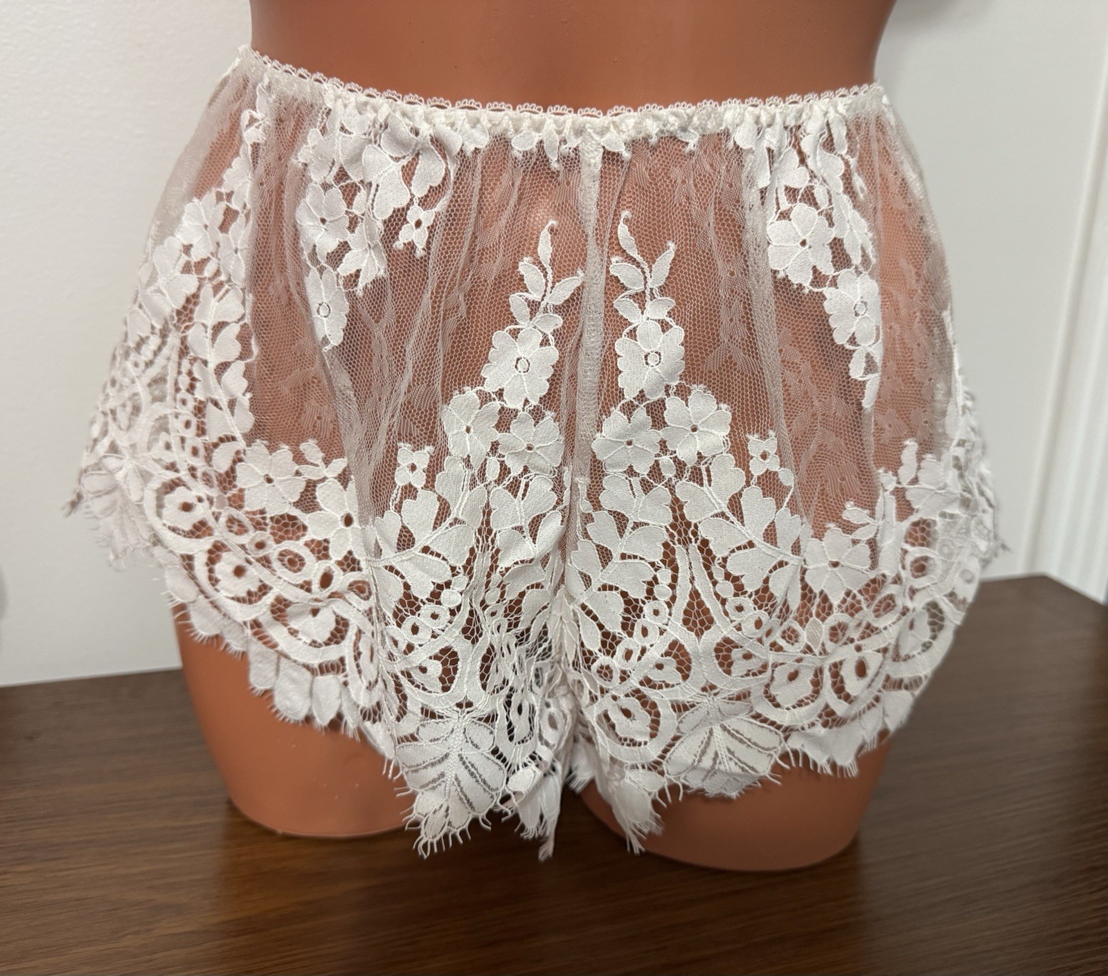 NWT Victoria’s Secret Crochet Lace Off White Boy Shorts Panty, Size Large